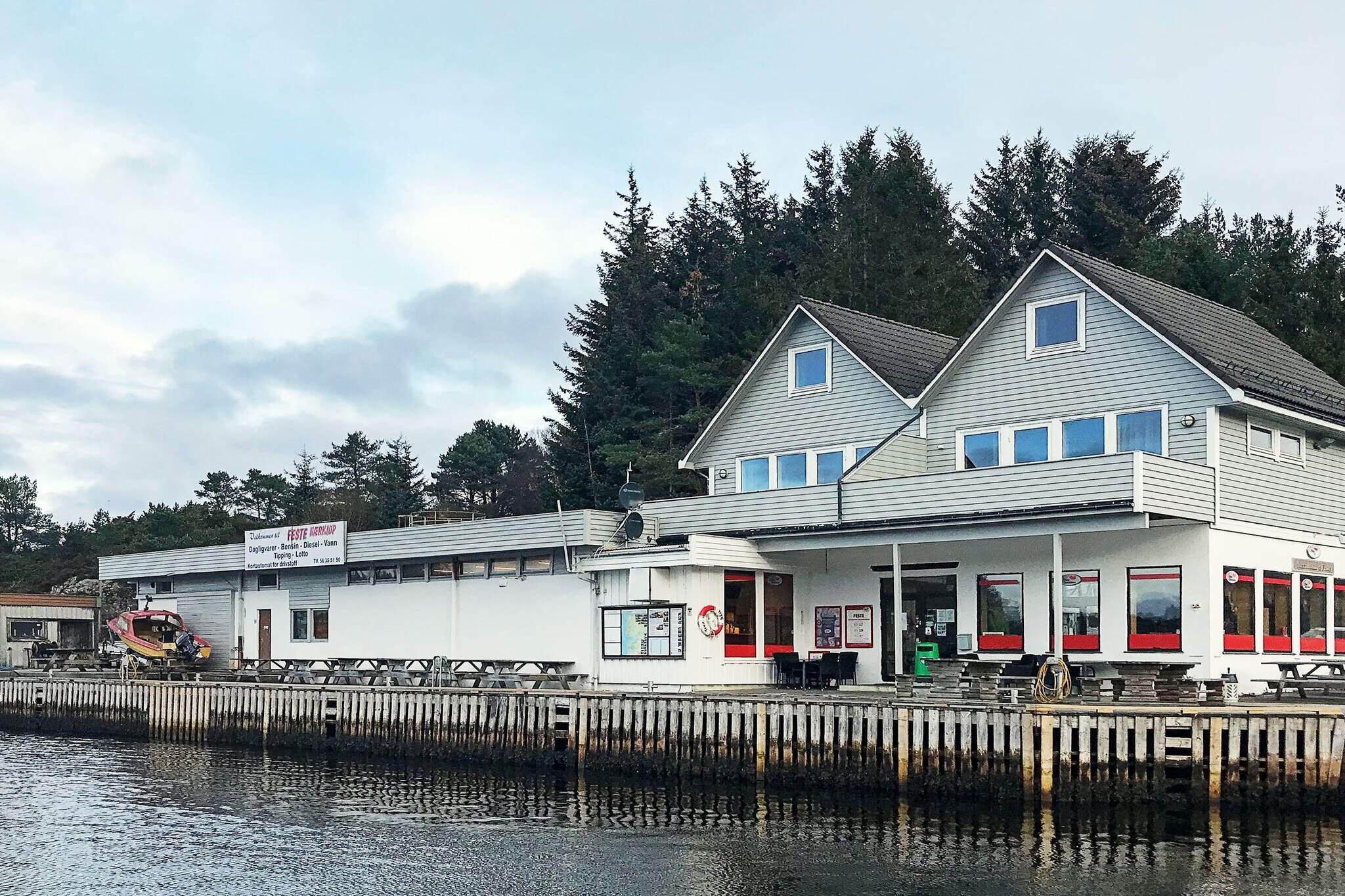 Internet Access DSL, open kitchen(cooker(electric), hood, coffee machine, microwave, dishwasher, fridge, freezer(60-99L), freezer(200-249L), washing machine), Living/bed room(25 m2)(TV(satellite, german television channels, norvegian TV channels )), bedroom(8 m2)(2x single bed), bedroom(8 m2)(2x single bed), bedroom(8 m2)(2x single bed), bathroom(floor heating)(bathtub or shower, washbasin, toilet), terrace, garden furniture, BBQ, parking, geothermal energy, air to water heatpump