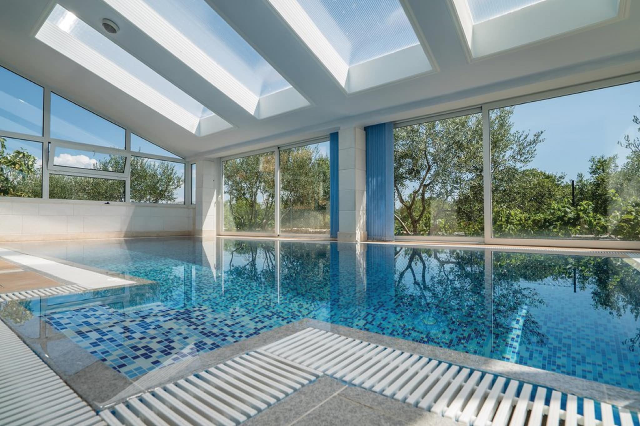 Gemütliches Ferienhaus in Veliki Broćanac mit Swimmingpool