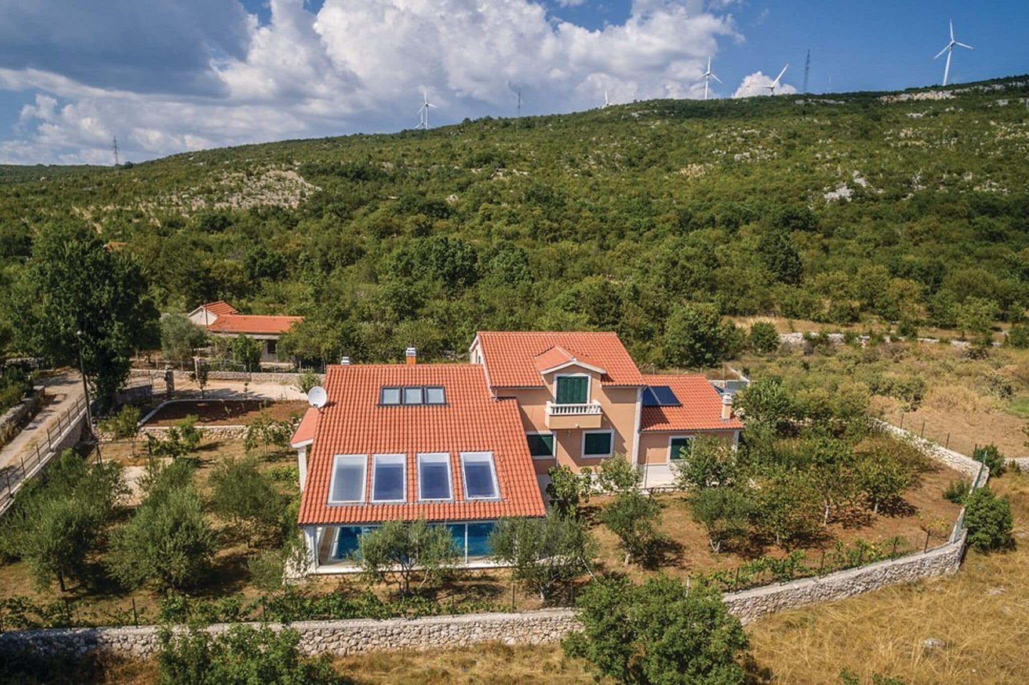 Tranquil Holiday Home in Veliki Broćanac with Swimming Pool