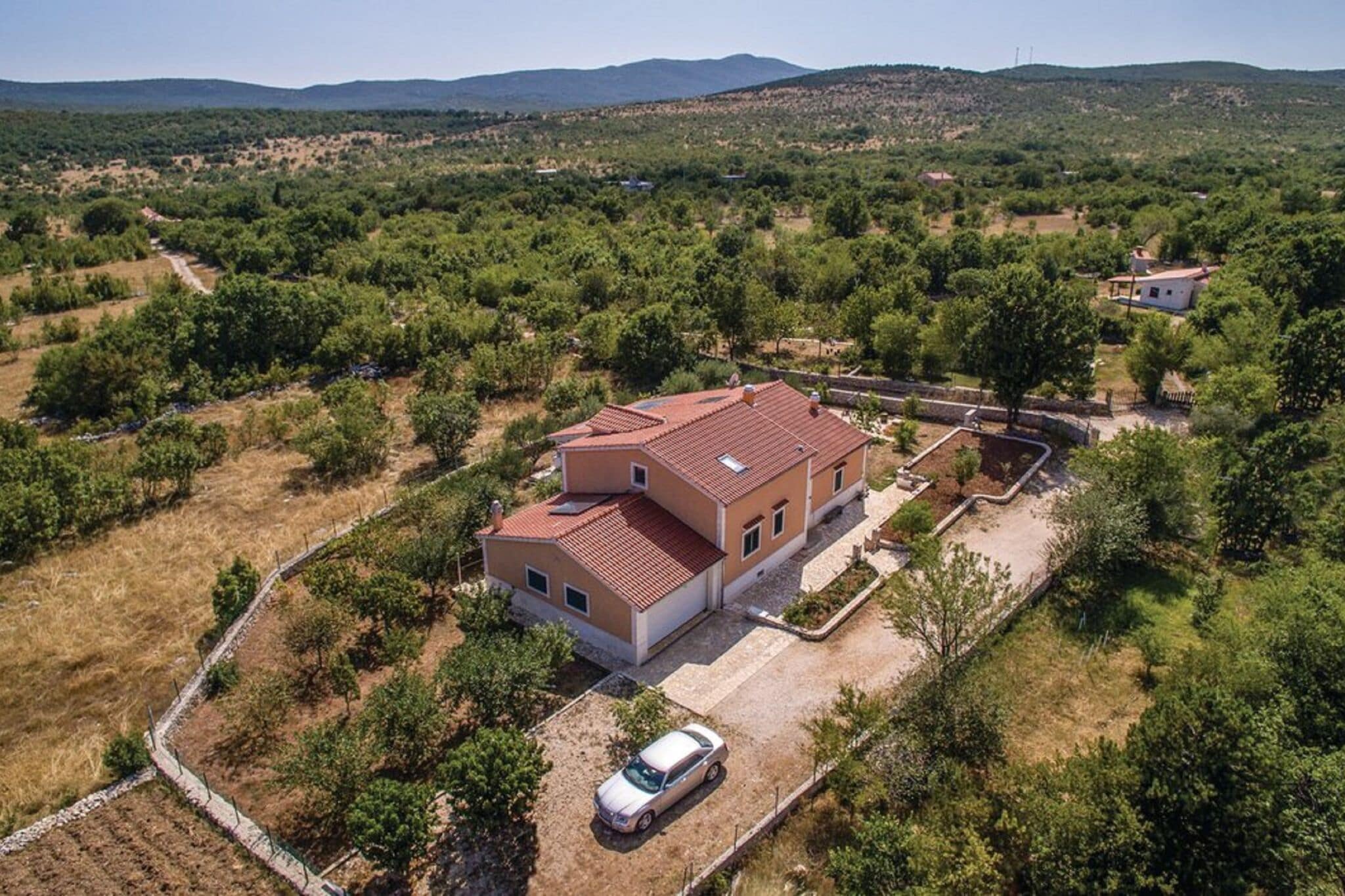 Tranquil Holiday Home in Veliki Broćanac with Swimming Pool