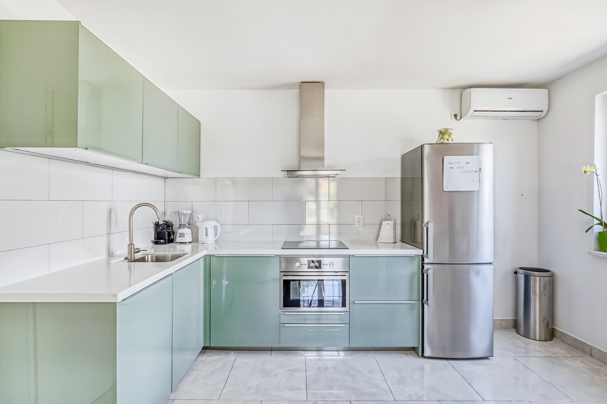 Ground floor: (hallway, open kitchen(hood, espresso machine, oven, dishwasher, fridge-freezer), Living/diningroom(TV, seating area, streamingservice, balcony or terrace, air conditioning), toilet(washbasin, toilet, washing machine))\n\nOn the 1st floor: (bedroom(double bed, balcony or terrace, air conditioning), bedroom(single sofa bed, double bed(140 x 200 cm), air conditioning), bathroom(shower, washbasin, toilet))\n\ngarden