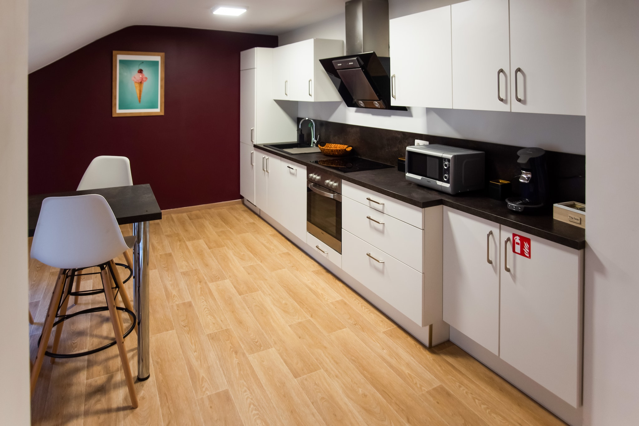 On the 1st floor: (Sitting room(TV, dining table, seating area, streamingservice), Large kitchen(dining table, toaster, hood, coffee machine, oven, combination microwave, dishwasher, fridge-freezer))\n\nOn the 2nd floor: (bedroom(double bed), bathroom(tumble dryer, shower, washbasin, toilet))\n\nOn the 3rd floor: (bedroom(single bed, single bed, double bed))