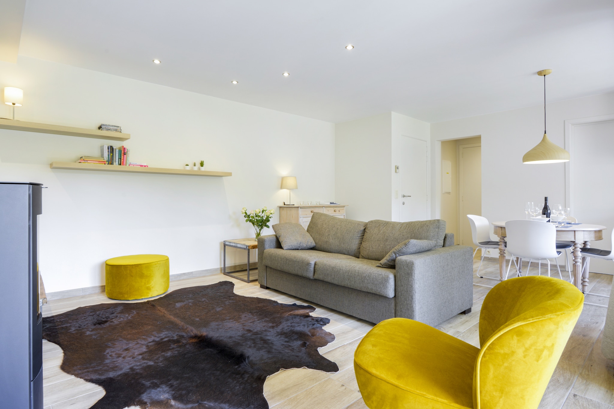 Ground floor: (Entrance(shared with other guests))\n\nOn the 1st floor: (open kitchen(cooker(4 ring stoves, ceramic), oven, microwave, dishwasher, fridge-freezer), Living/diningroom(TV, dining table, stove(wood), seating area), bedroom(double bed(160 x 200 cm)), bathroom(shower, washbasin, toilet))\n\nbalcony, heating(electric, wood), garden(shared with other guests, partially fenced, 9000 m2), garden furniture, BBQ(shared with other guests), parking, sand pit, play equipment, table tennis table