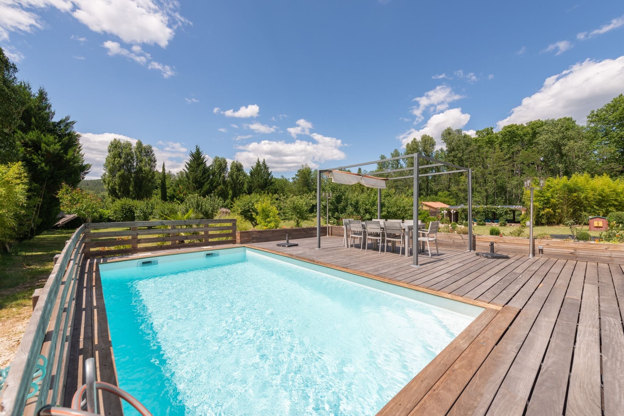Aangenaam vakantiehuis in Gagnières met een zwembad