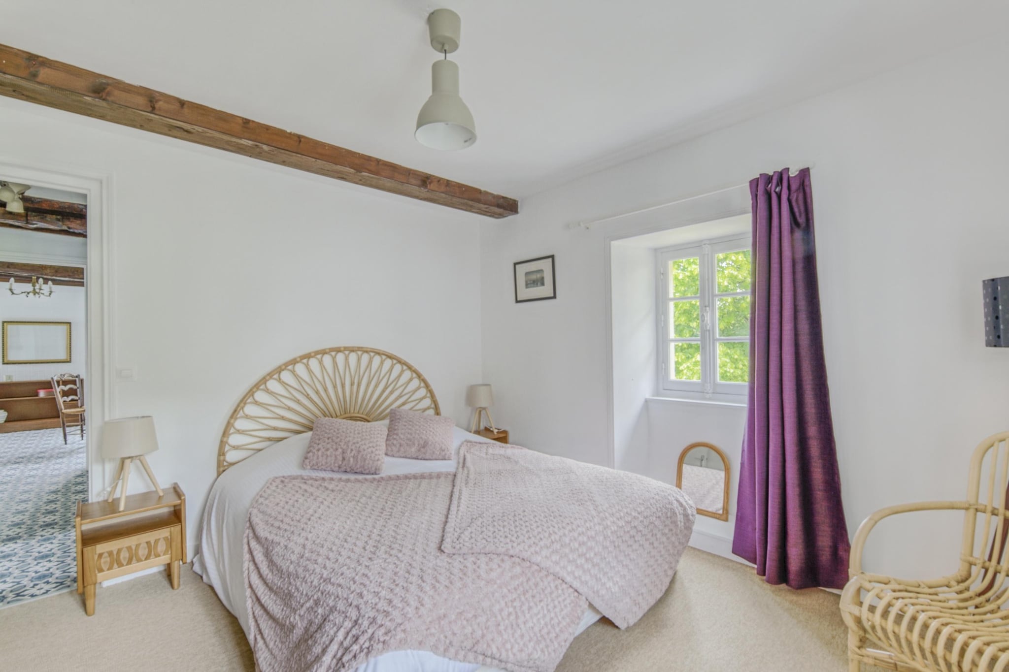 On the 1st floor: (Kitchen(hob, electric kettle, toaster, coffee machine, espresso machine, combination microwave, fridge-freezer, washing machine), Living/diningroom(TV(flatscreen, antenna), dining table(5 persons), seating area(4 persons), heating(electric)), bedroom(double bed(160 x 190 cm), heating(electric)), bedroom(single bed(90 x 190 cm), single bed(90 x 190 cm), heating(electric)), bathroom(bath tub, bathtub or shower), toilet)\n\ngarden, garden furniture, sun loungers, BBQ, parking, deckchairs, children\'s bed, high chair, ironing board, iron