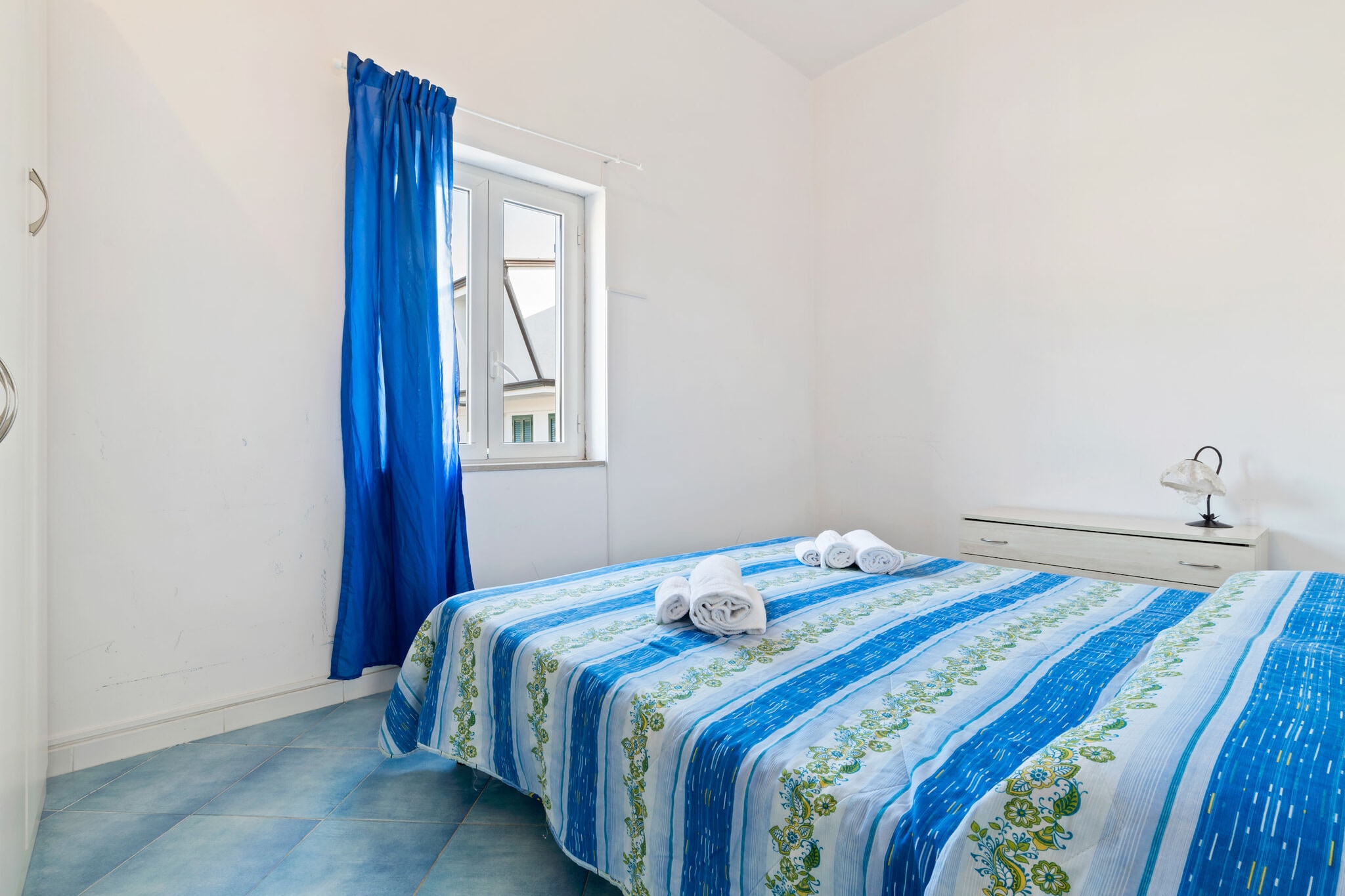 On the 2nd floor: (open kitchen(hob, oven, fridge-freezer, washbasin), Living/diningroom(double sofa bed, TV, dining table), bedroom(double bed), bedroom(bunk bed), bathroom(shower, washbasin, toilet, bidet))