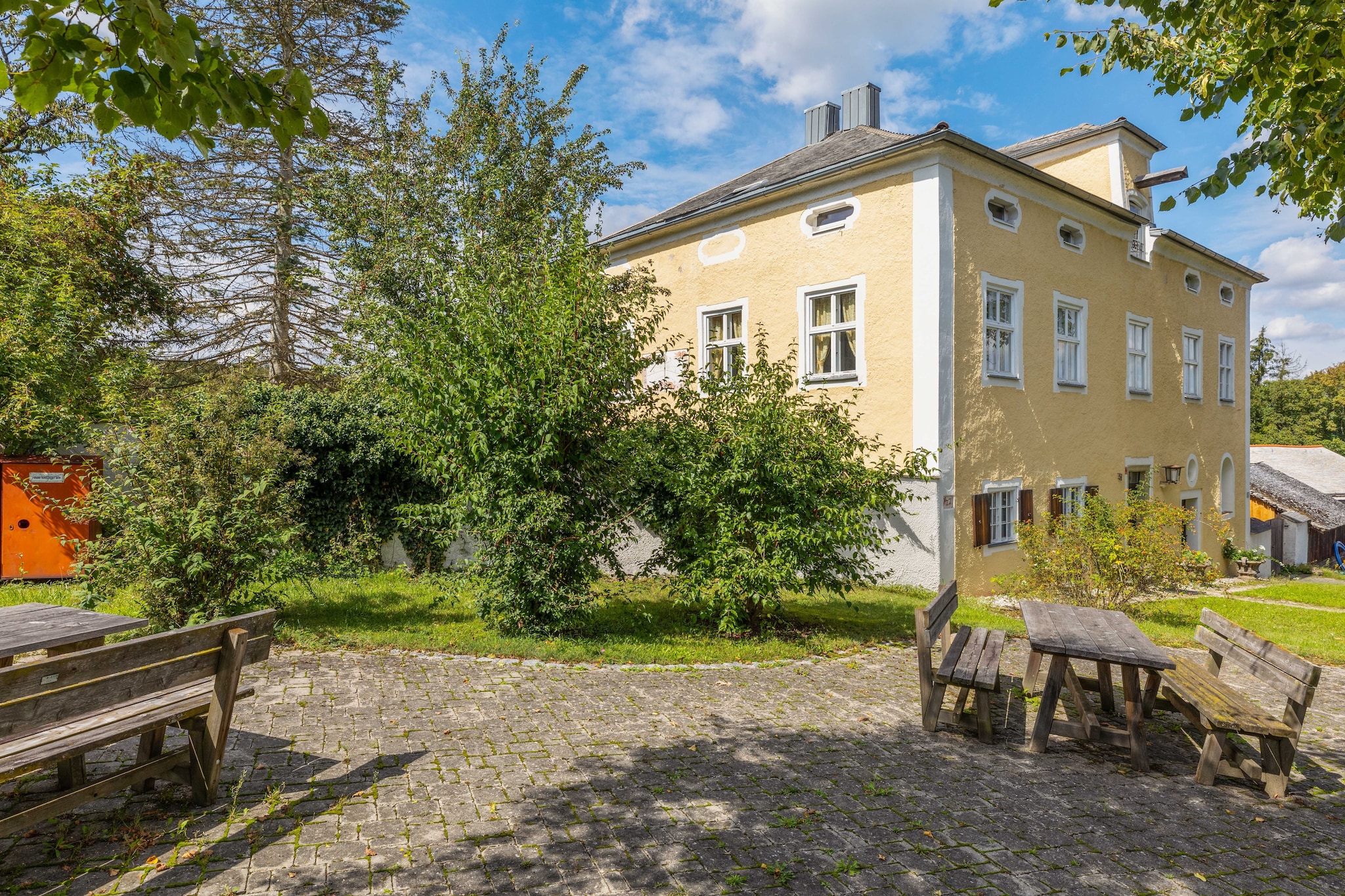 Ground floor: (Kitchenette(espresso machine), bathroom(bath tub, washbasin, toilet))\n\nOn the 1st floor: (hall, Living room(TV(flatscreen, satellite), fireplace, CD player), dining room(dining table), Kitchen(cooker(4 ring stoves, ceramic), coffee machine(filter), oven, dishwasher, fridge(+ freezer)), Bedroom with bathroom(double bed, shower, washbasin, toilet), Bedroom with bathroom(double bed, shower, washbasin, toilet))\n\nlibrary, heating(central), garden(shared with the owner , partially fenced, 800 m2), garden furniture, parking, deckchairs