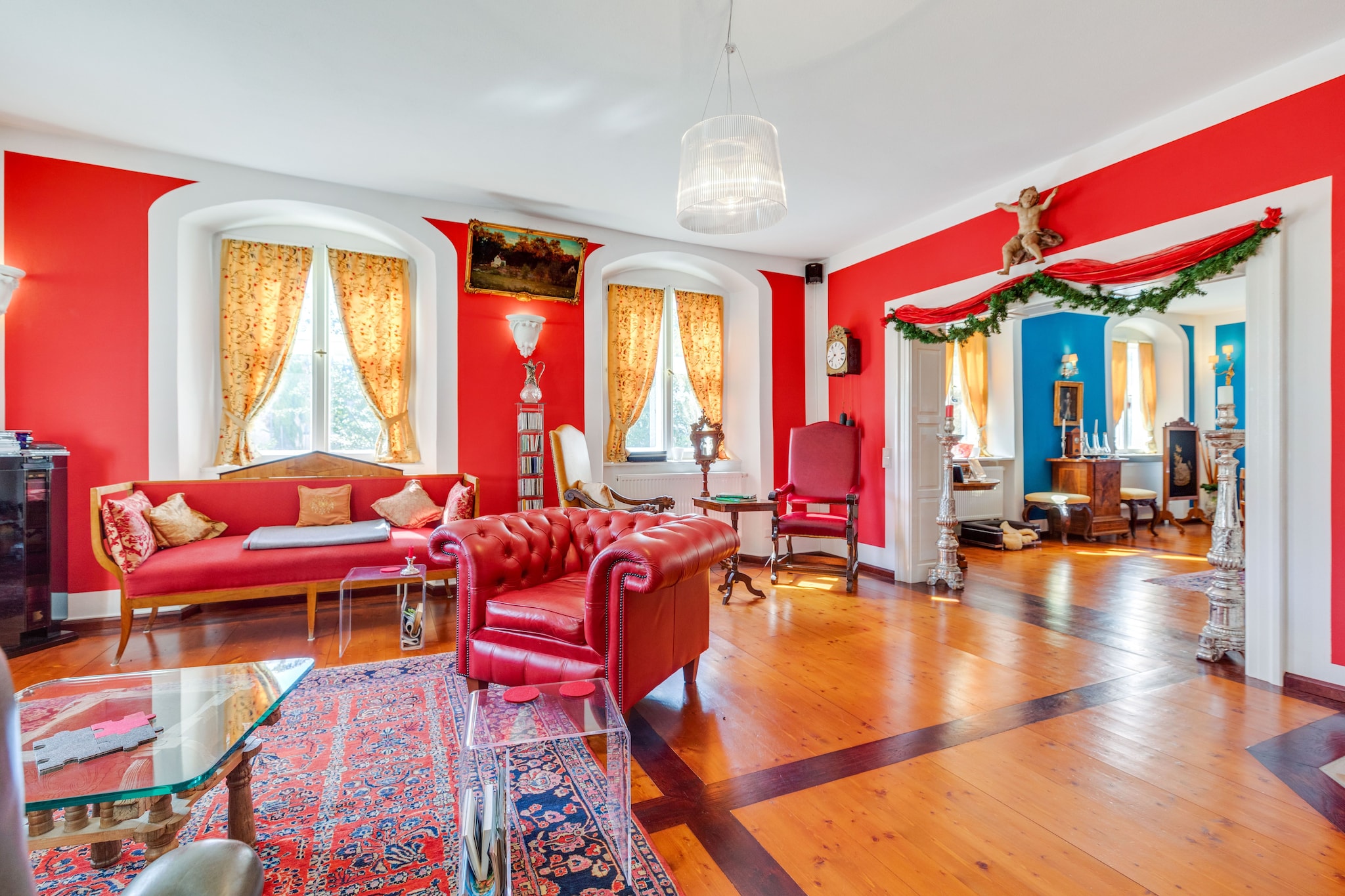 Escape to a serene holiday apartment in a stunning baroque vicarage on a castle estate in Riedenburg, perfect for retired couples and art lovers. Built in 1722, the courtyard echoes Italian palazzi, creating a peaceful, elegant setting. Inside, enjoy antique furnishings, four-poster beds, a marble bathroom, and a cozy fireplace, offering a unique blend of history and modern comfort.
Just 20 km away, golf enthusiasts can visit nearby courses, while history buffs explore Schloss Rosenburg, Plankstetten Abbey, and the charming town of Riedenburg. Don’t miss the breathtaking views from Liberation Hall in Kehlheim or a scenic Danube cruise through the famous Danube Breakthrough.
Relax in the palace gardens, featuring a tranquil “white” oasis. Nearby cafes and restaurants provide delicious local cuisine. For a peaceful stay, children under ten are not permitted.