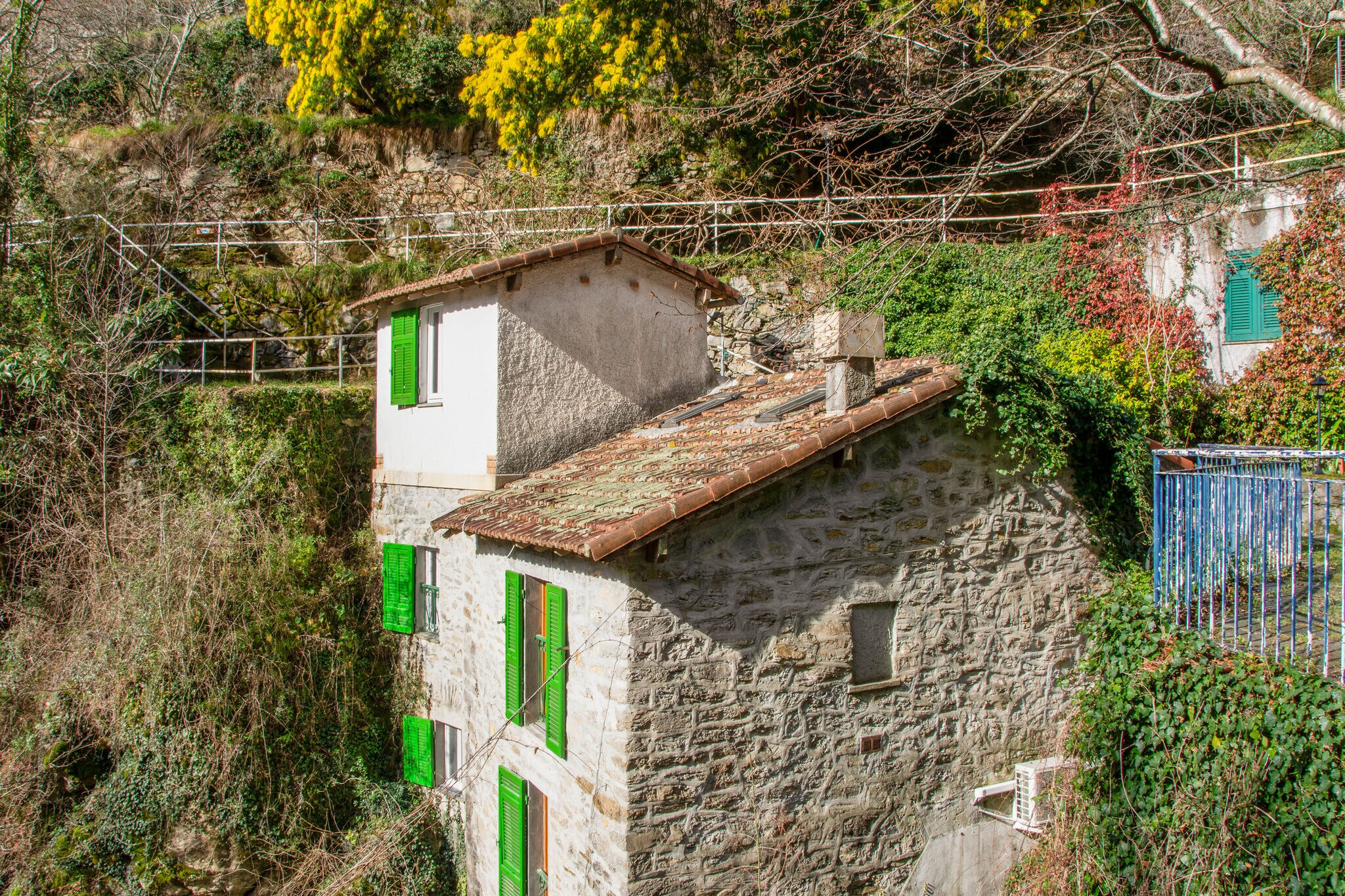 Charakteristische Mühle in Rapallo mit Garten