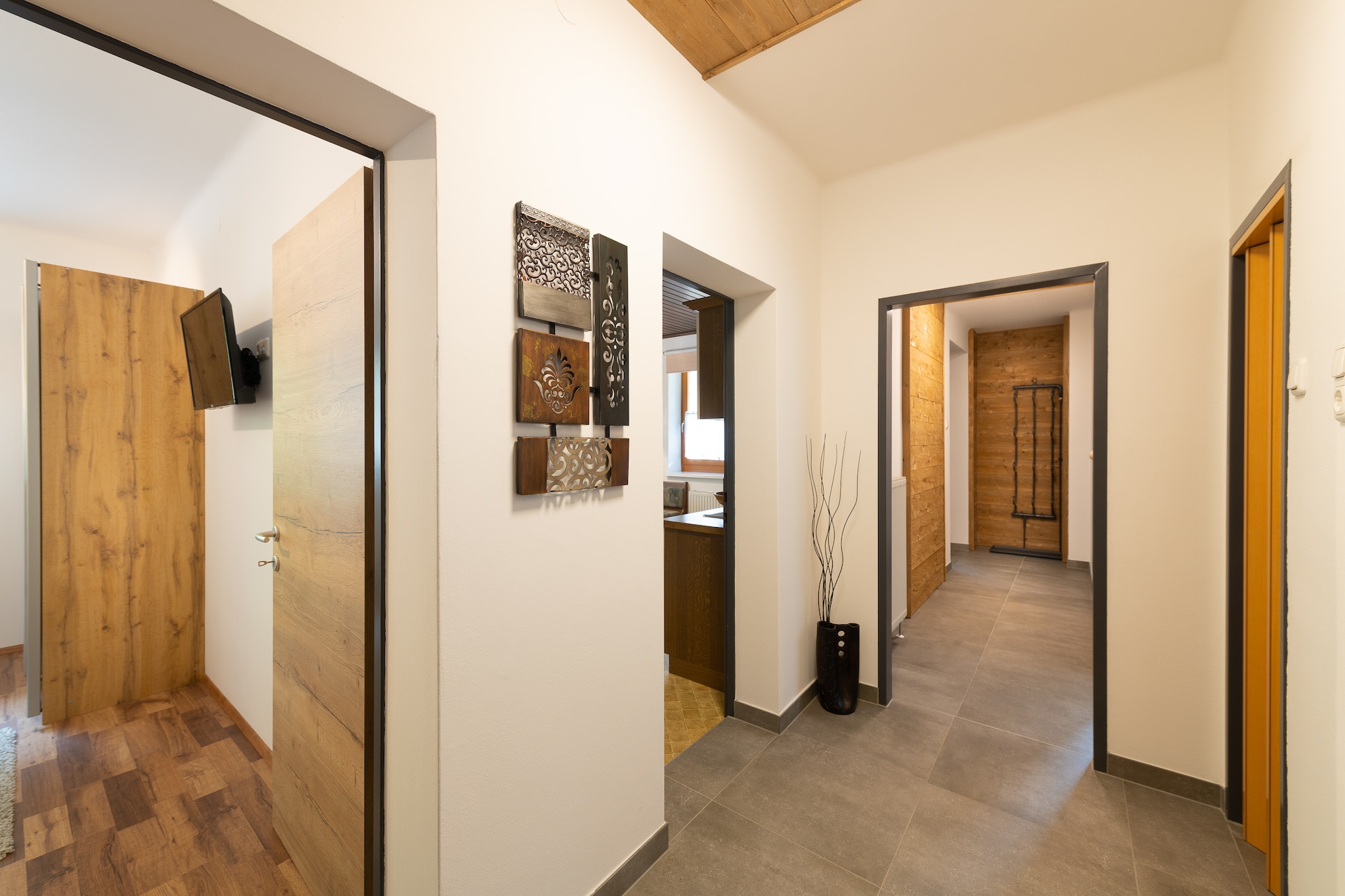 The modern furnished holiday flat on the ground floor is located in picturesque Grossarl in Salzburger Land. This cosy flat offers the ideal retreat for families or groups of friends who want to enjoy the many activities and breathtaking natural surroundings of the mountains in both summer and winter.
The spacious living and dining room with open-plan kitchen invites you to linger and relax. The tasteful furnishings create a cosy atmosphere in which you immediately feel at home. The open-plan kitchen is fully equipped and offers all the amenities you need to prepare delicious meals. Here you can cook together and enjoy the culinary delights of the region. The terrace is furnished with cosy garden furniture, perfect for a sunny breakfast outdoors or relaxing evenings under the clear starry sky. The flat is the perfect starting point for various activities. In summer, the surrounding mountains beckon for hikes, mountain bike tours and relaxing walks. The picturesque landscape invites you to linger and the fresh mountain air ensures pure relaxation. In winter, the region transforms into a true winter sports paradise. The nearby ski areas offer slopes for every taste, and cross-country ski trails allow for unique excursions through the snow-covered winter landscape.
The central location of the flat also provides easy access to various leisure activities. Shopping facilities, restaurants and entertainment options are close by so that you can enjoy your stay to the full.