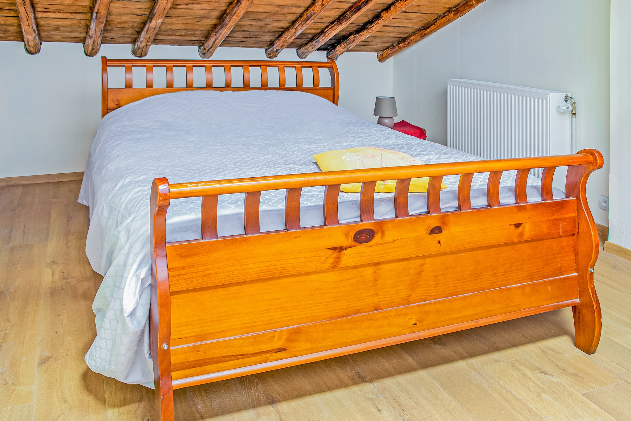 Ground floor: (Entrance(dining table), dining room(TV, dining table(6 persons), seating area(4 persons)), Kitchen(cooker(4 ring stoves, ceramic), hood, coffee machine, oven, microwave, dishwasher, fridge-freezer), bathroom(shower, washbasin, toilet))\n\nOn the 1st floor: (bedroom(double bed(twin duvet, twin fitted sheet, 160 x 200 cm)), bedroom(2x single bed(duvet, fitted sheet, 90 x 200 cm), double bed(twin duvet, twin fitted sheet, 160 x 200 cm)))\n\ndining table(6 persons), terrace, garden, garden furniture