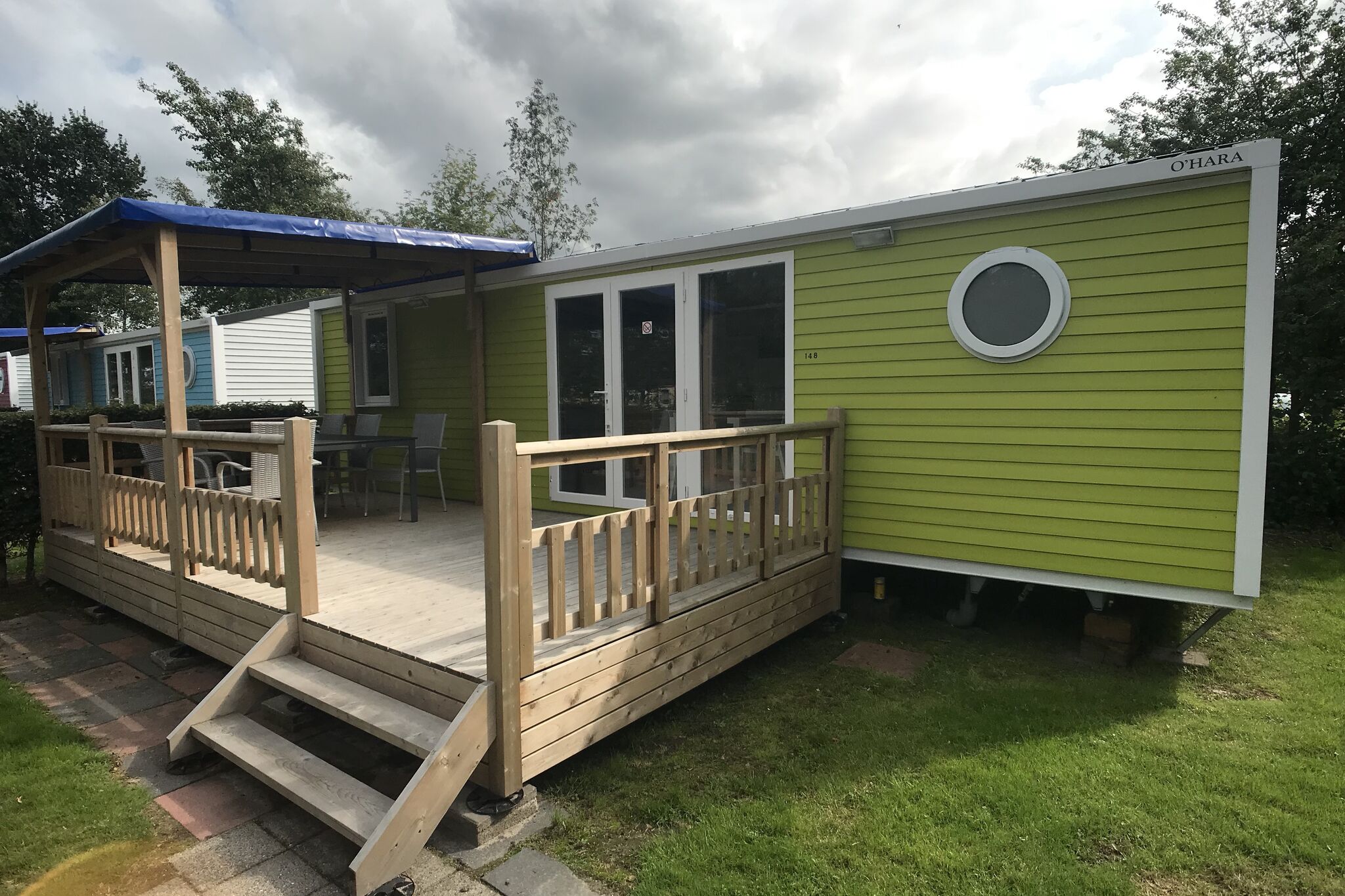 Colorful chalet with veranda, located in Friesland