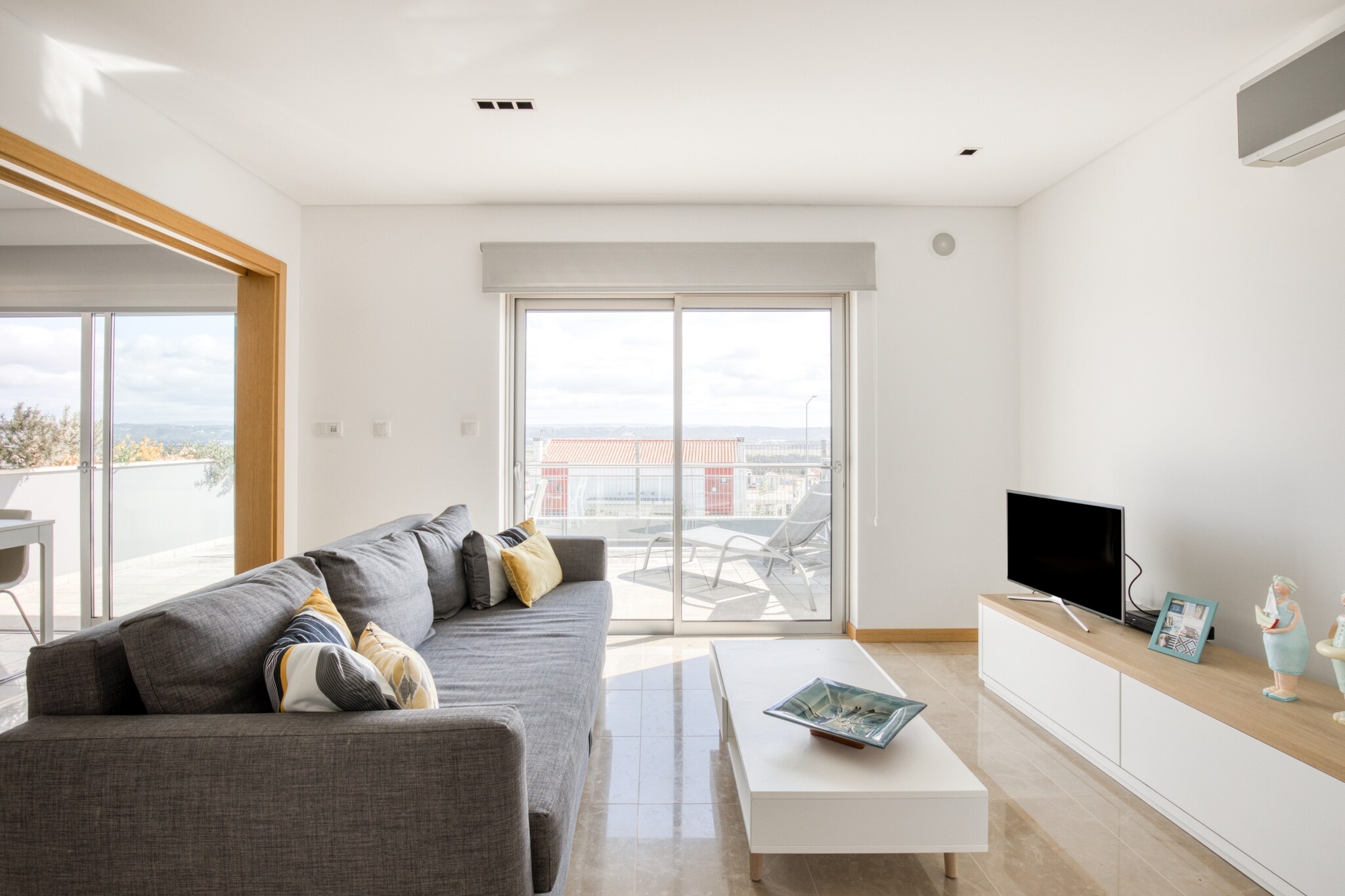 Modern Villa with Pool and barbecue