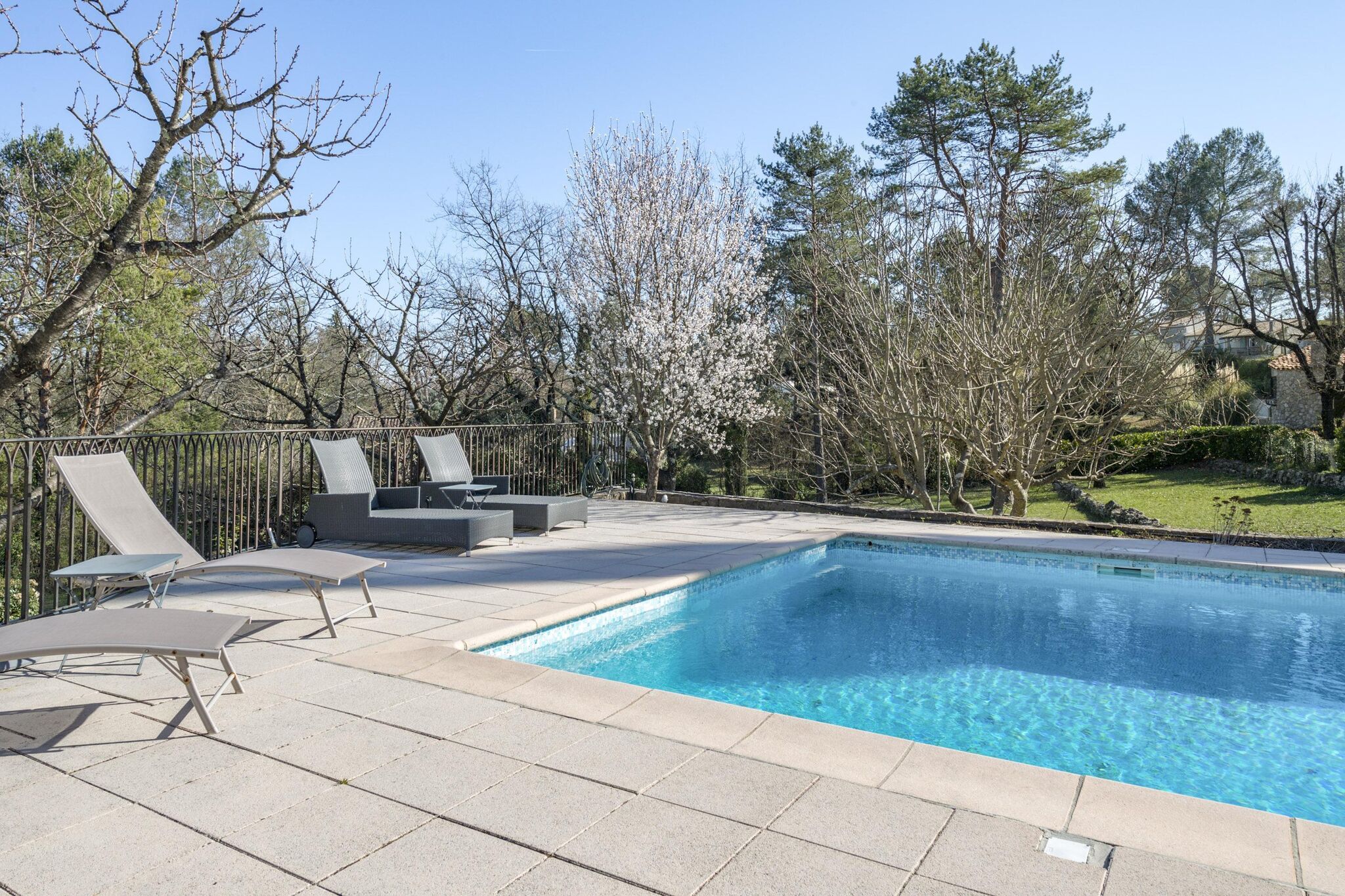 Villa reposante à Caillan avec piscine privée, 30km de Cannes