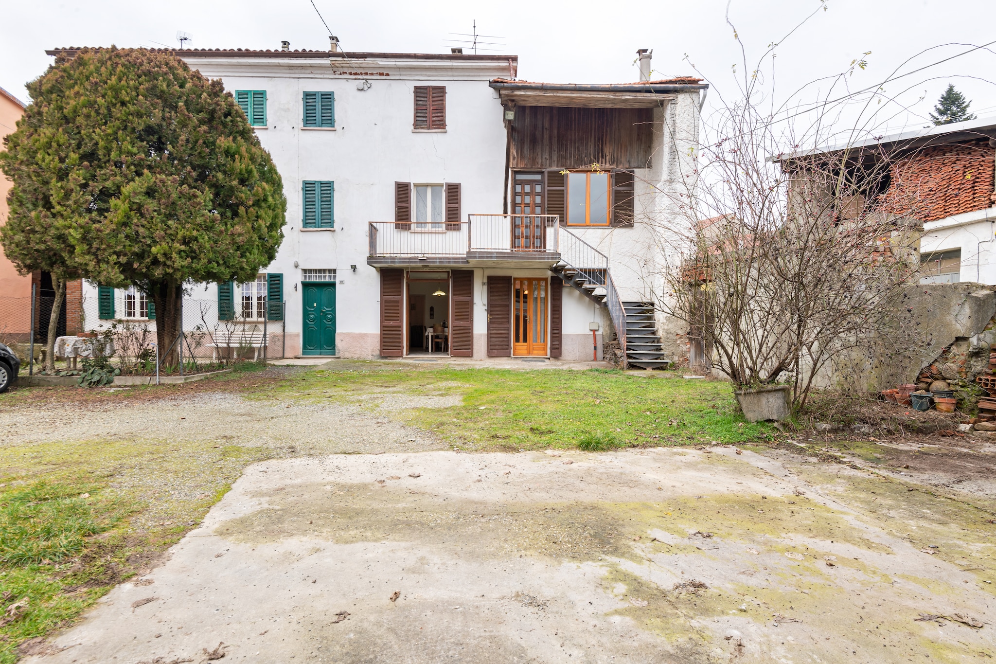 Located in Predosa this holiday home has a garden where you can lounge and bask the sun on a sunny day. The house has 3 bedrooms and is ideal for a family or a group of 6 people.This region is ideal for cycling and mountain biking trips, and enthusiasts can also take lessons for horse riding nearby. Get detached from all the stress of city file and have a peaceful stroll in the serene vicinity of this house. Restaurant 5.6 km away serve delicious recipes and can be visited for marking a special occasion. For stocking up on your supplies you can visit the supermarket 3.3 km away.For families travelling with kids, the place provides a cot and a high chair on request, free of charge. In the private garden, you can let the kids play with pets while you take sips of your favourite beverage and relax on the garden furniture. Parking is available in the house and you can also bring 2 pets free of charge.The Genoa Cristoforo Colombo Airport is 62 Km away.