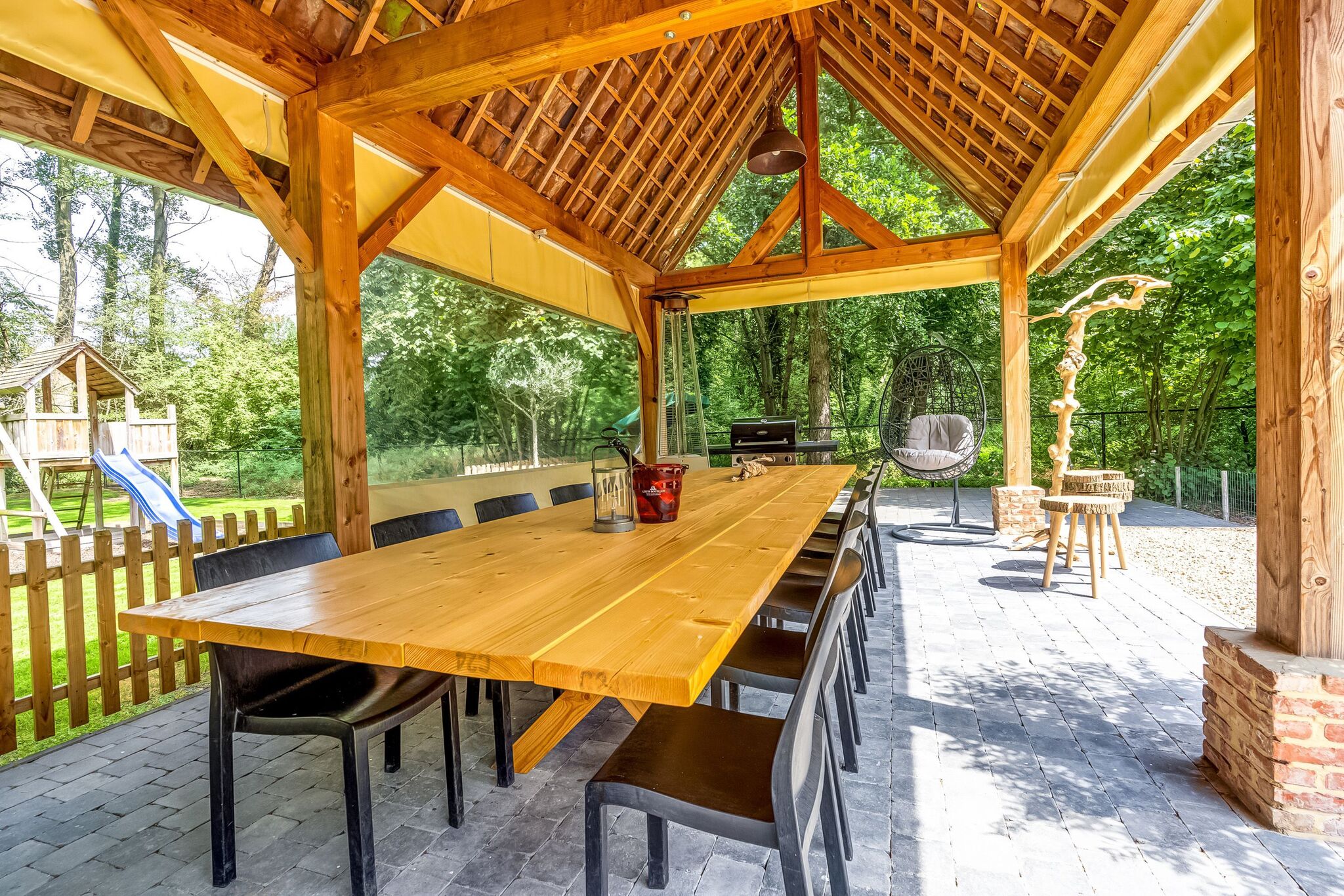 Maison de vacances spacieuse à Hoeselt avec jardin clos, barbecue et jacuzzi