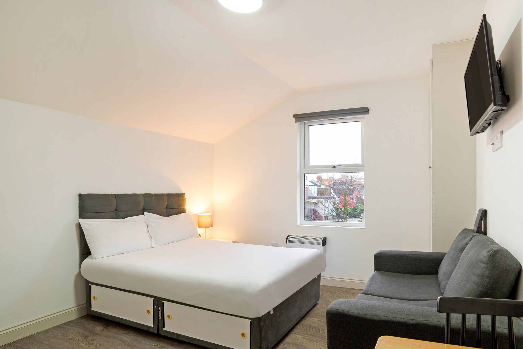 Enjoy a visit to London at this stylish studio for 2 people. There is one bedroom and the living room where you can lounge comfortably and spend your vacation at ease.The studio is quietly located right outside the center of London. A grocery store (100 m) and a restaurant (40 m) are within reach, letting you stock on necessities and meals. Buckingham Palace, Big Ben, the London Eye are one of the most impressive spaces to explore mirroring the culture and affluence of Britain.The studio is located on the 2nd floor and features a living room with sofa and TV, and a bathroom with shower and toilet.Tooting Broadway Subway Station lies a stone's throwaway, whereas Heathrow Airport lies 23 km away.