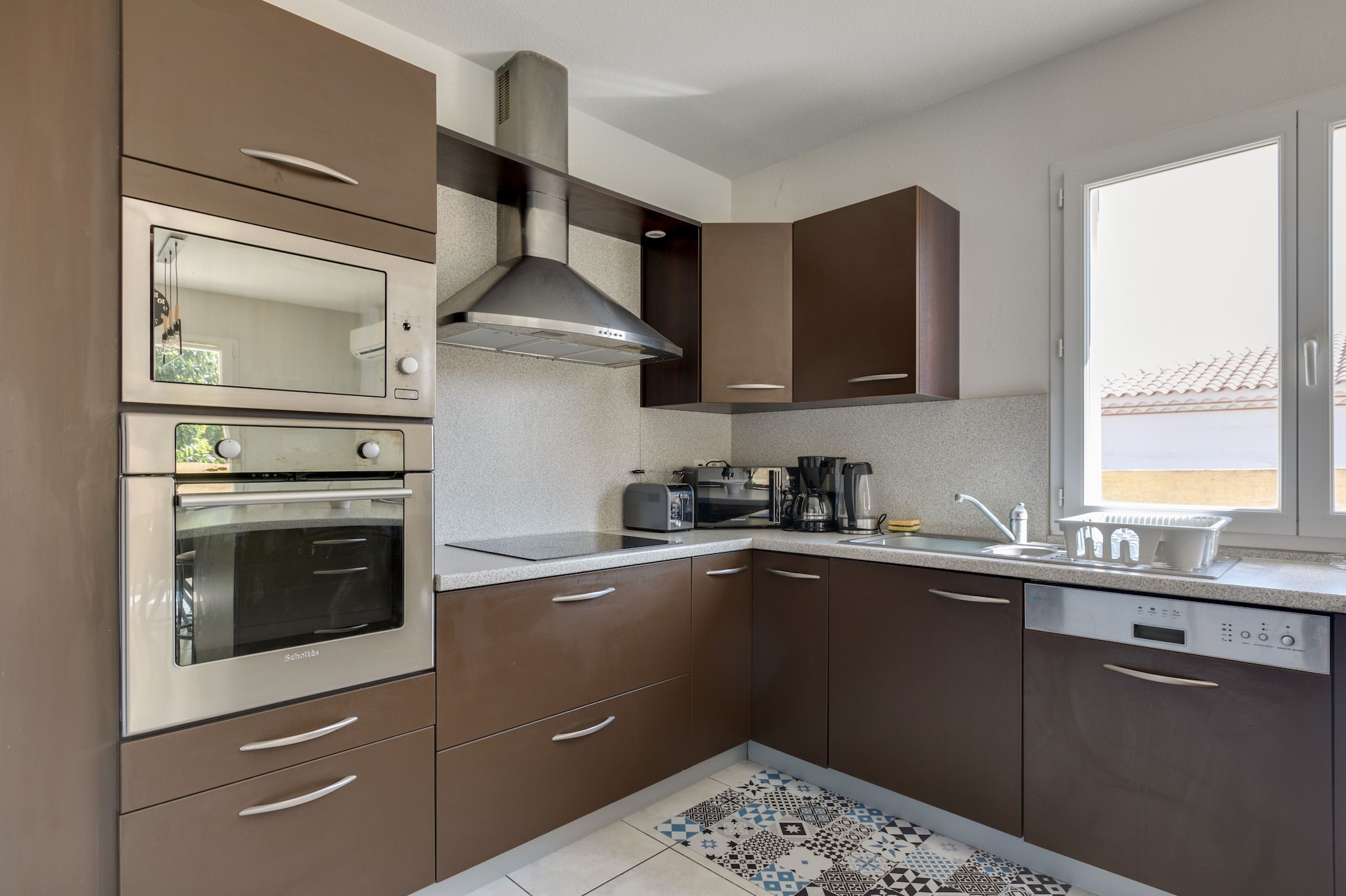 Ground floor: (open kitchen(electric kettle, toaster, coffee machine, oven, microwave, dishwasher, fridge-freezer), Living/diningroom(TV, dining table(6 persons), seating area(6 persons)), bathroom(shower, 2x washbasin, toilet, heating, hairdryer, drying cabinet))\n\nOn the 1st floor: (bedroom(double bed(140 x 200 cm)), bedroom(double bed(140 x 200 cm)), bedroom(double bed(140 x 200 cm)), bathroom(bathtub with shower, 2x washbasin), toilet)\n\ngarage, dining table(8 persons), tumble dryer, bathtub or shower, shower, washing machine, air conditioning, terrace, garden(fenced, 560 m2), bicycle storage, garden furniture, sun loungers, BBQ, parking, parasol, swimming pool(private,  8 x  4 m., opened from May upto and including Oct), play equipment, children\'s bed, high chair, ironing board, iron