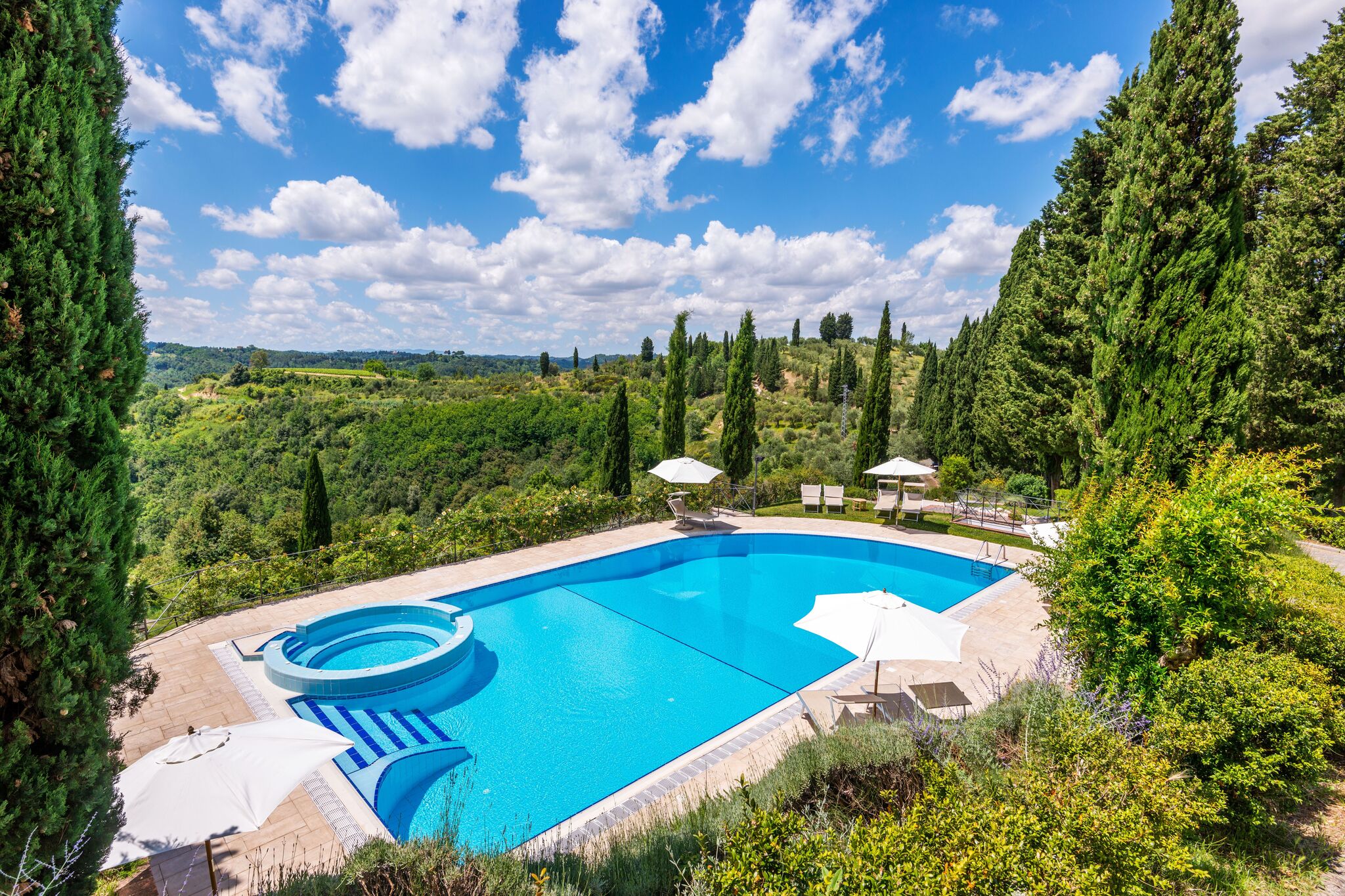 Typical Tuscan flat with swimming pool and air conditioning