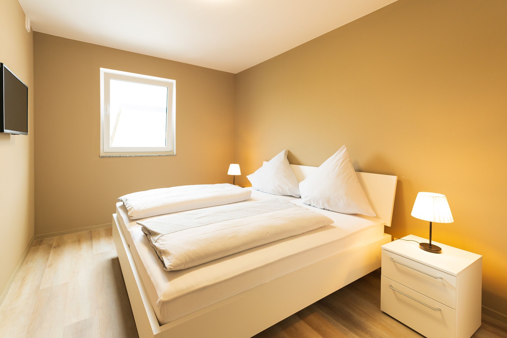 On the 1st floor: (open kitchen(electric kettle, coffee machine, oven, dishwasher, fridge), Living/diningroom(double sofa bed, TV, dining table), bedroom(double bed), bathroom(shower, washbasin, toilet))\n\ninfrared sauna, washing machine, roof terrace, parking