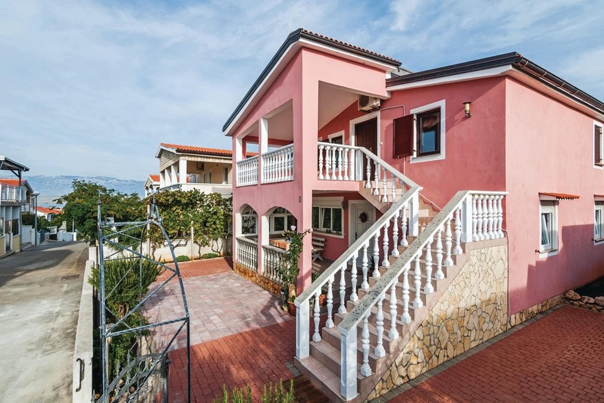 Spacious apartment Karolina