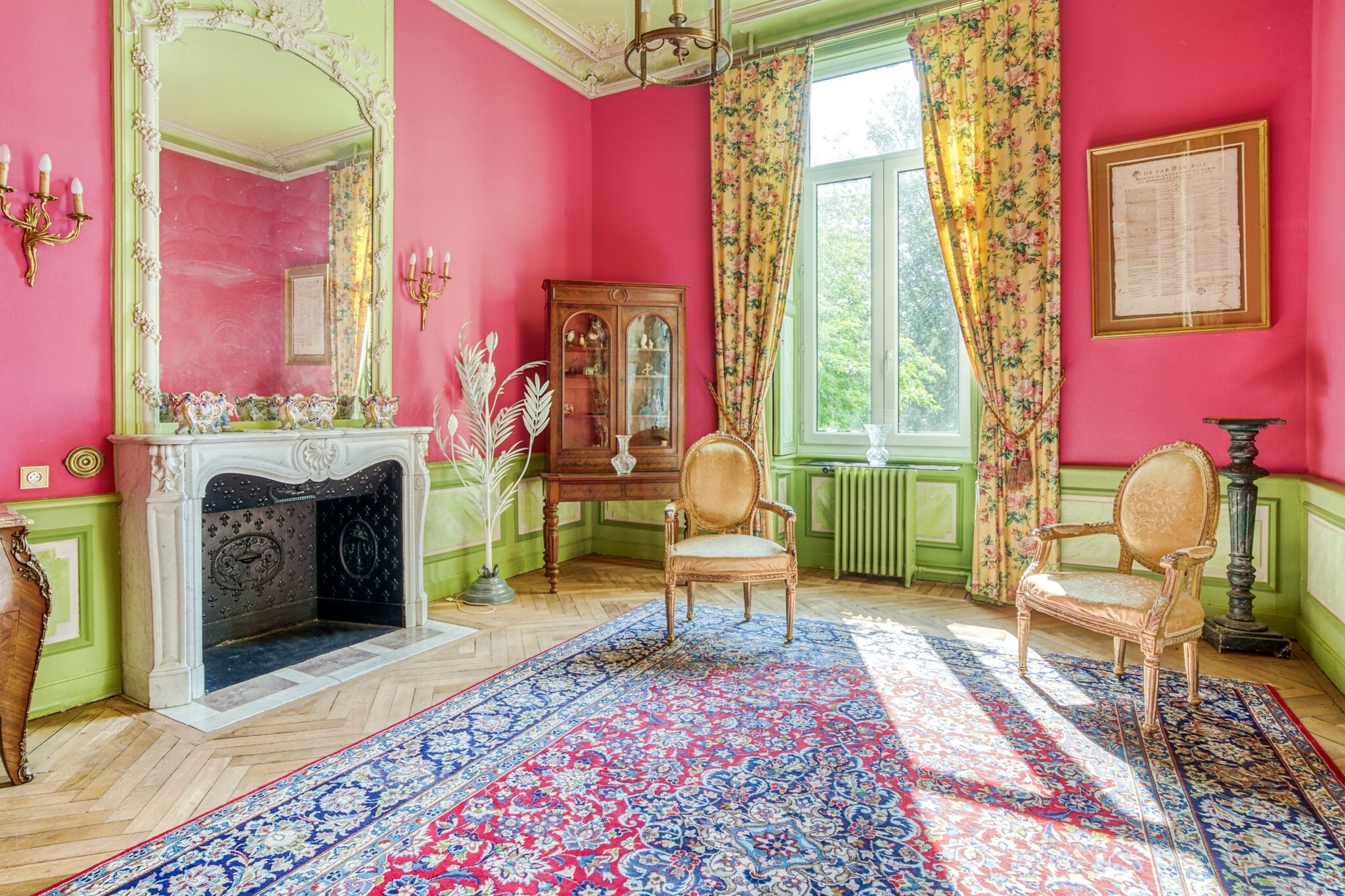 Ground floor: (Entrance, Living room(60 m2)(TV, seating area(20 persons), DVD player), dining room(60 m2)(seating area(20 persons)), Kitchen(50 m2)(hob, electric kettle, boiling water tap, boiling water tap, toaster, wood cooker, cooker, hood, coffee machine, oven, grill, waffle iron, combination microwave, microwave, dishwasher, freezer, fridge-freezer, Juicer, Blender, Hand blender), toilet)\n\nOn the 1st floor: (bedroom(double bed), bedroom(double bed), bedroom(bunk bed or 2 single beds), bathroom(bathtub or shower, toilet), bathroom(bathtub or shower, toilet))\n\nOn the 2nd floor: (bedroom(double bed), bedroom(double bed), bedroom(double bed), bathroom(bathtub with shower, toilet), bathroom(bathtub with shower, toilet), bathroom(bathtub with shower, toilet))\n\n2nd Guest house on the 1st floor: (bedroom(double bed), bedroom(double bed), bathroom(bathtub or shower), bathroom(bathtub or shower))\n\nmeetings, receptions, overhead projector, projection screen, terrace, garden, garden furniture, BBQ, parking, boules court, football goal, dance floor, lounge set, party games, plancha grill