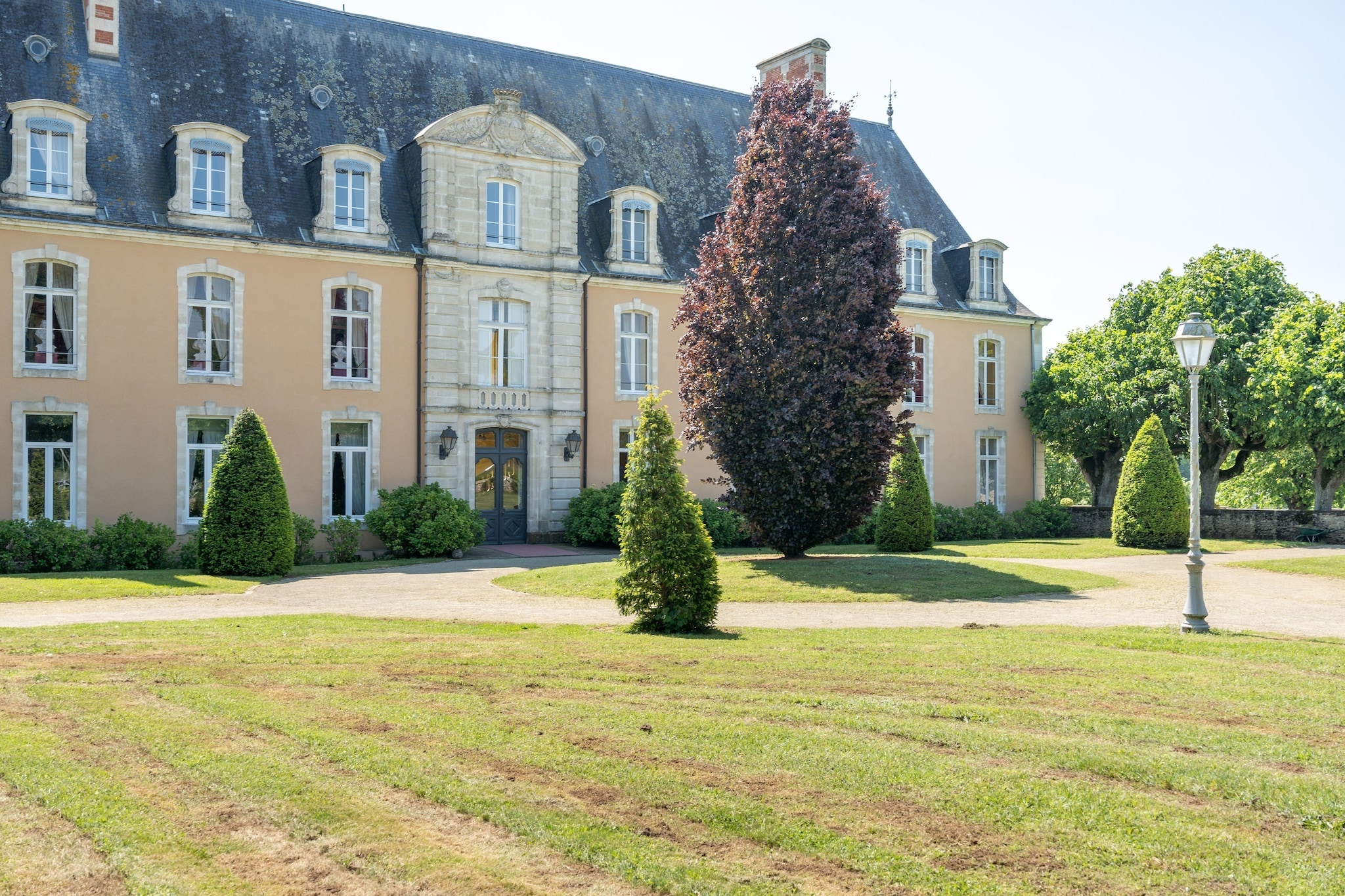 This spacious home in Souligné sous Ballon has 3 bedrooms each on the first and second floors, and 2 bedrooms on the first floor of the second guest house. Ideal for a family of 16 people with children or a large group, it comes with a furnished garden for relaxing, a terrace for lingering and an overhead projector with a projection screen for enjoying a personal home theatre experience. 


Beaumont-sur-Sarthe at 17 km is a lovely commune and will make for a fine day trip. Equidistant is La Mans where you can enjoy zooming around in your sports car. Allonnes at 23 km is also a tranquil city worth exploring. Restaurants for fine dining can be reached under 5 km while supermarkets lie 11 km away from the property.

Shake a leg on the dance floor, relax on the lounge set while playing party games or indulge yourself in the boules court. Enjoy delicious food from the plancha grill on the barbecue. 1 pet is allowed in the home free of cost.

Aéroport Le Mans Arnage lies 32 km away.