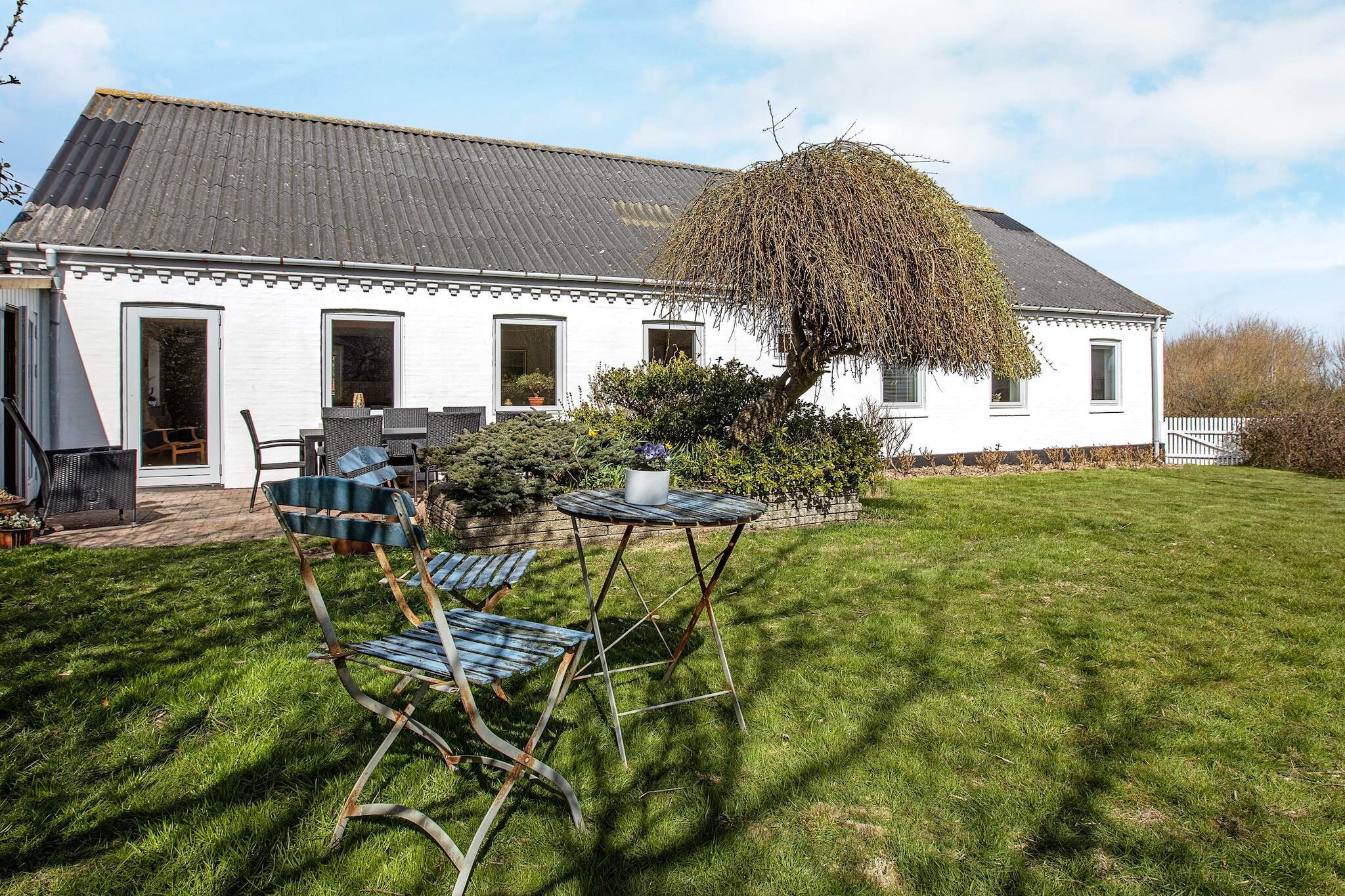 Holiday home, renovated in 2019, with activities for the whole family located approx. 1500 meters from Ferring Lake and approx. 3000 meters from one of the North Sea's best bathing beaches with good toilet conditions, shelters / barbecue area and ideal for water sports. The area is also handicap accessible. The cottage offers activities with many hours of entertainment for the whole family with billiards / pool, table tennis, table football, air hockey and electronic darts. There is an open kitchen with i.a. ceramic hob, microwave, extractor hood and dishwasher. The living room has comfortable furniture, flat screen TV and Chromecast, so you have the opportunity to stream your own TV services. There is a high chair for the little ones. There are three large bedrooms and a bathroom with bathroom and shower. The house also has a washer as well as dryer. Open terrace with good garden furniture and barbecue, where you can enjoy dinner while the sun goes down over the area. Not for rent to craftsmen and youth groups.
A refundable deposit might be charged closer to your check-in date. This deposit covers utilities consumed during your stay and any additional services that may be taken. The final amount will be adjusted based on actual meter readings, actual usage of extra services, and any remaining balance will be refunded within 21 days after checkout.