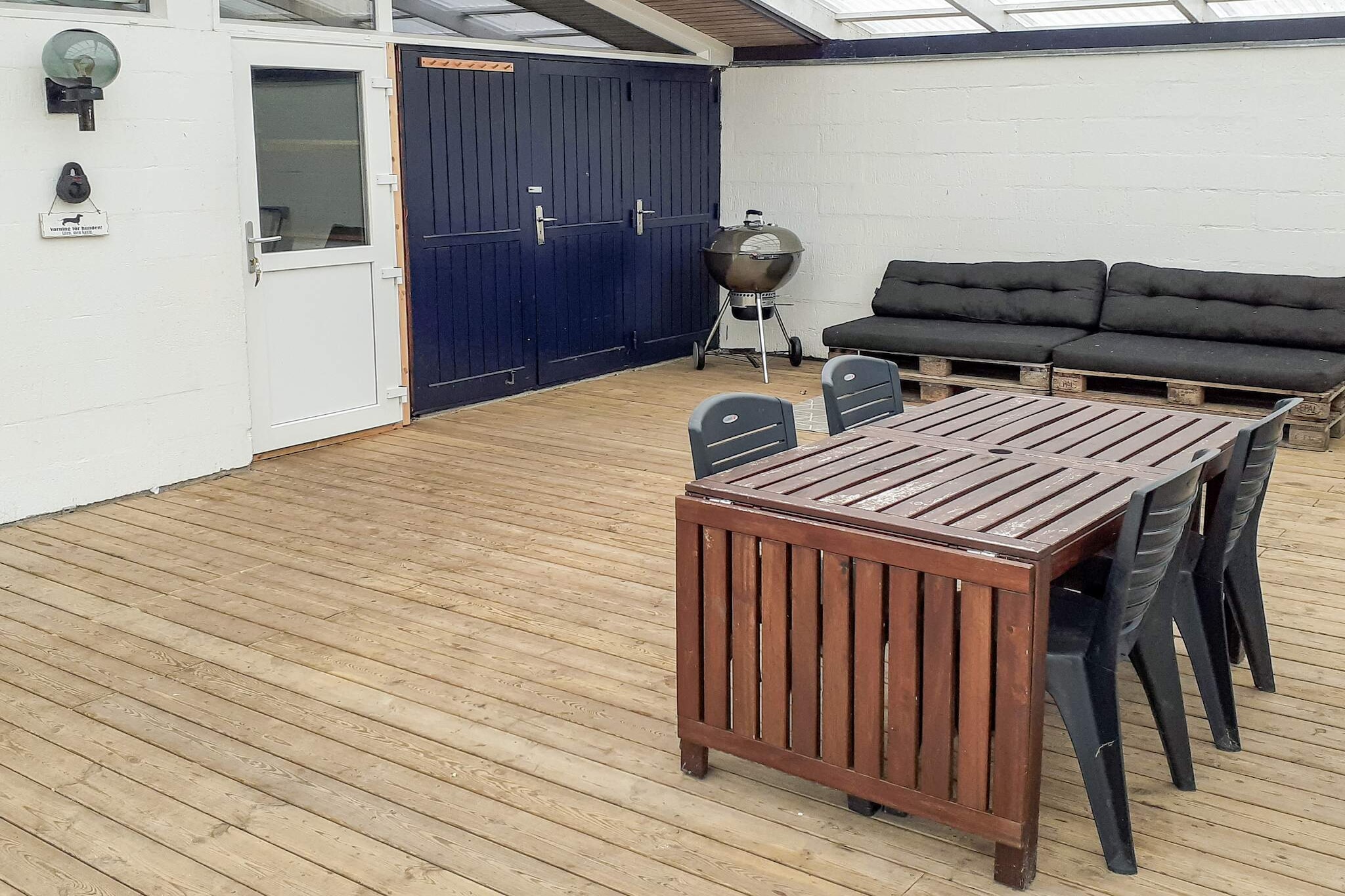 Internet Access DSL, open kitchen(cooker(electric), hood, coffee machine, microwave, dishwasher, fridge), Living/bed room(TV, high chair), bedroom(double bed), bedroom(2x single bed), bedroom(2x bunk bed), bathroom(bathtub or shower, washbasin, toilet), heating(electric), terrace, terrace(roofed), BBQ