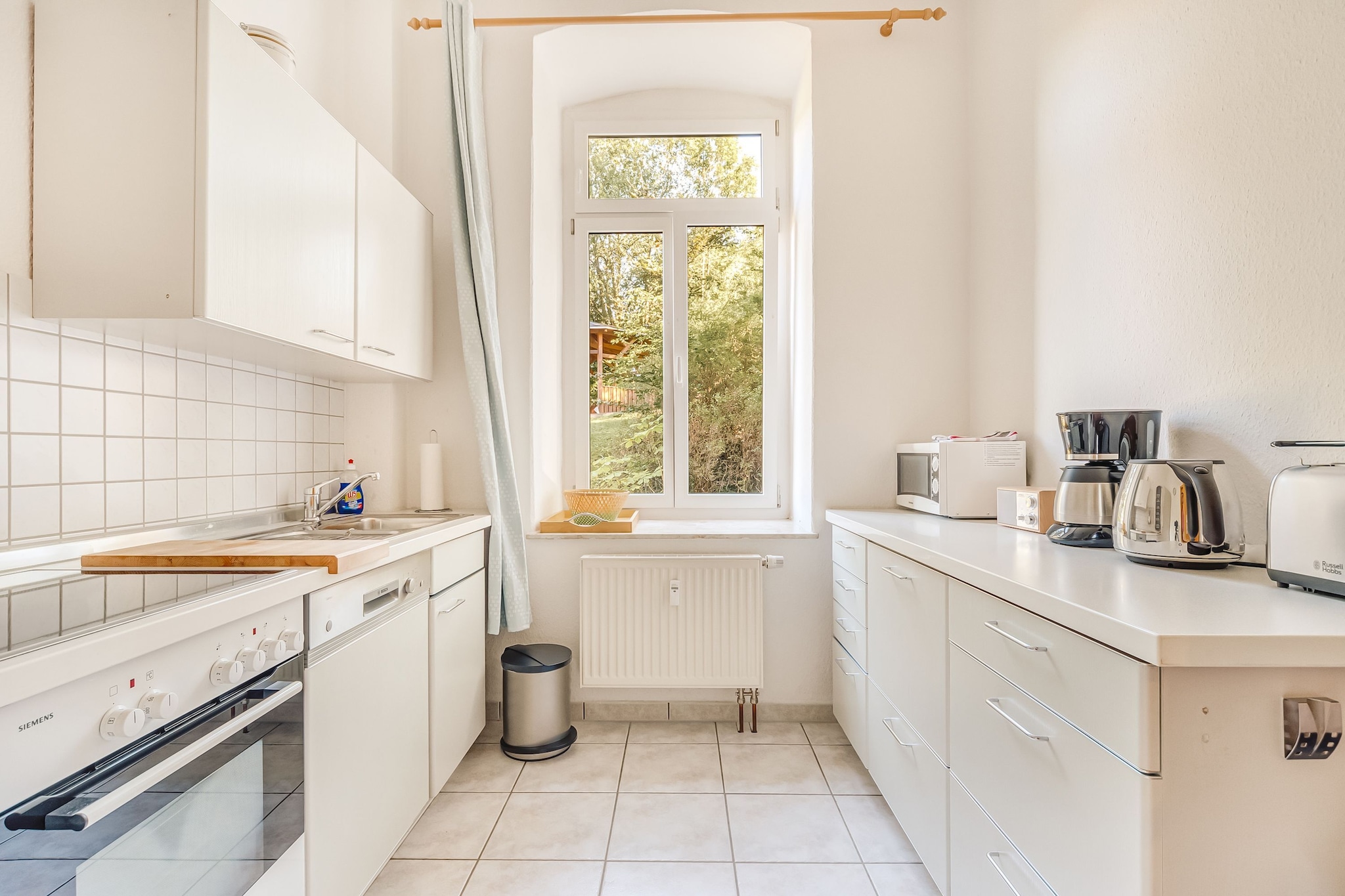 Ground floor: (Living room(single sofa bed, TV(cable, flatscreen)), Kitchen(dining table, toaster, cooker(ceramic, electric), coffee machine(filter), oven, dishwasher, fridge-freezer), bedroom(double bed(180 x 200 cm)), bathroom(shower, washbasin, toilet), Landing)\n\ncot, heating(central), terrace(shared with other guests), garden(shared with other guests), garden furniture, parking, high chair(on request), party games, Garden shed