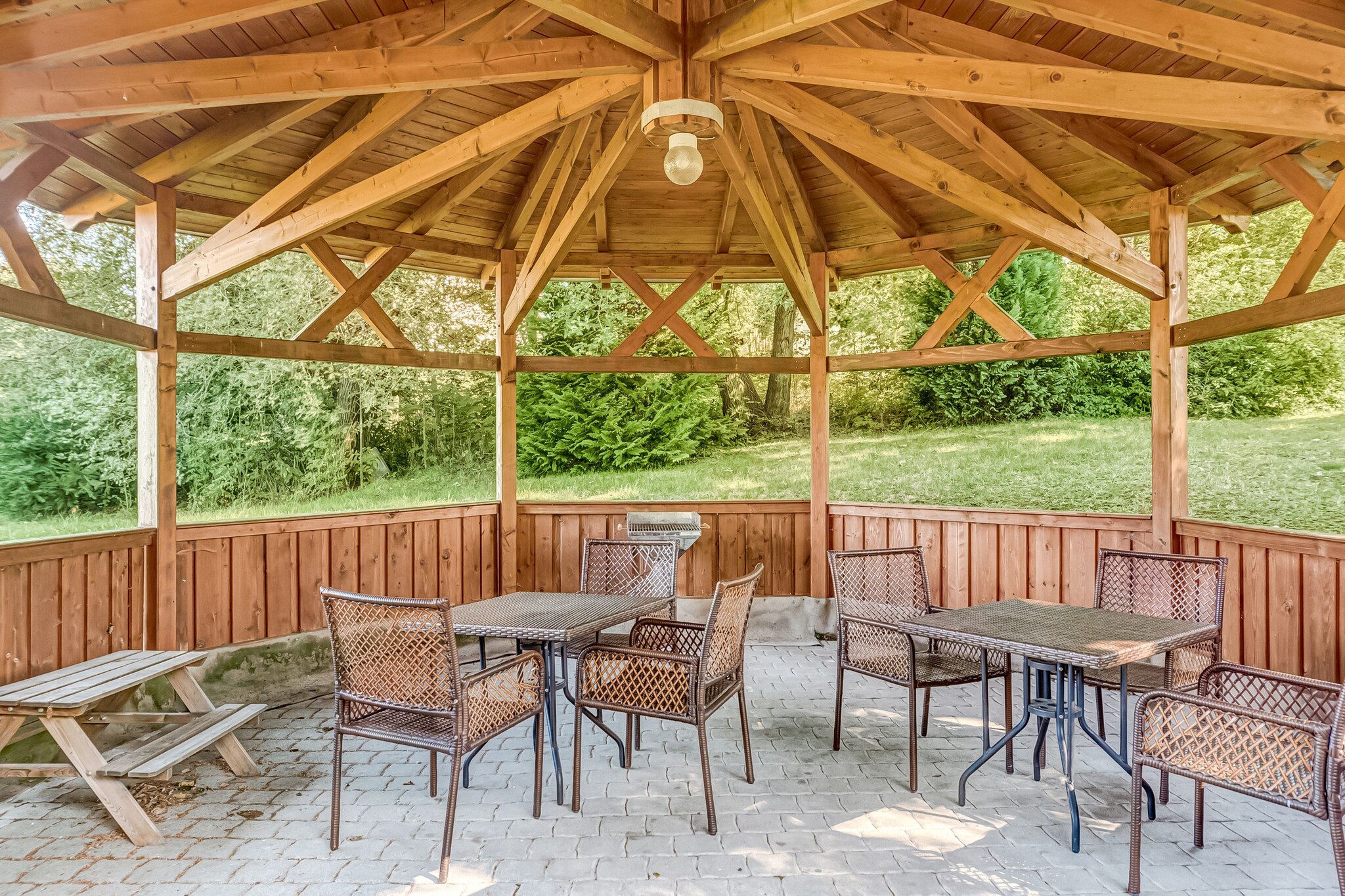 Experience a carefree holiday in this charming ground floor apartment nestled in the heart of the healthy Ore Mountains. Comfortably furnished with a touch of historic flair, the apartment features bright and airy rooms that create a relaxing atmosphere. On pleasant days, you can unwind for hours in the villa park, enjoying its lovely pavilion and tranquil surroundings.
The area offers a wealth of activities and excursions all year round. Whether visiting in summer or winter, the town and region provide numerous opportunities to explore and enjoy. Nearby destinations include the historic towns of Marienberg, Annaberg-Buchholz, and Oberwiesenthal, perfect for cultural and outdoor adventures.
For those interested in city trips, Chemnitz is approximately 25 km away, Dresden about 70 km, and the famous Karlsbad and Prague are also easily accessible. This location is perfect for travelers who want to experience both natural beauty and rich cultural heritage in Saxony.