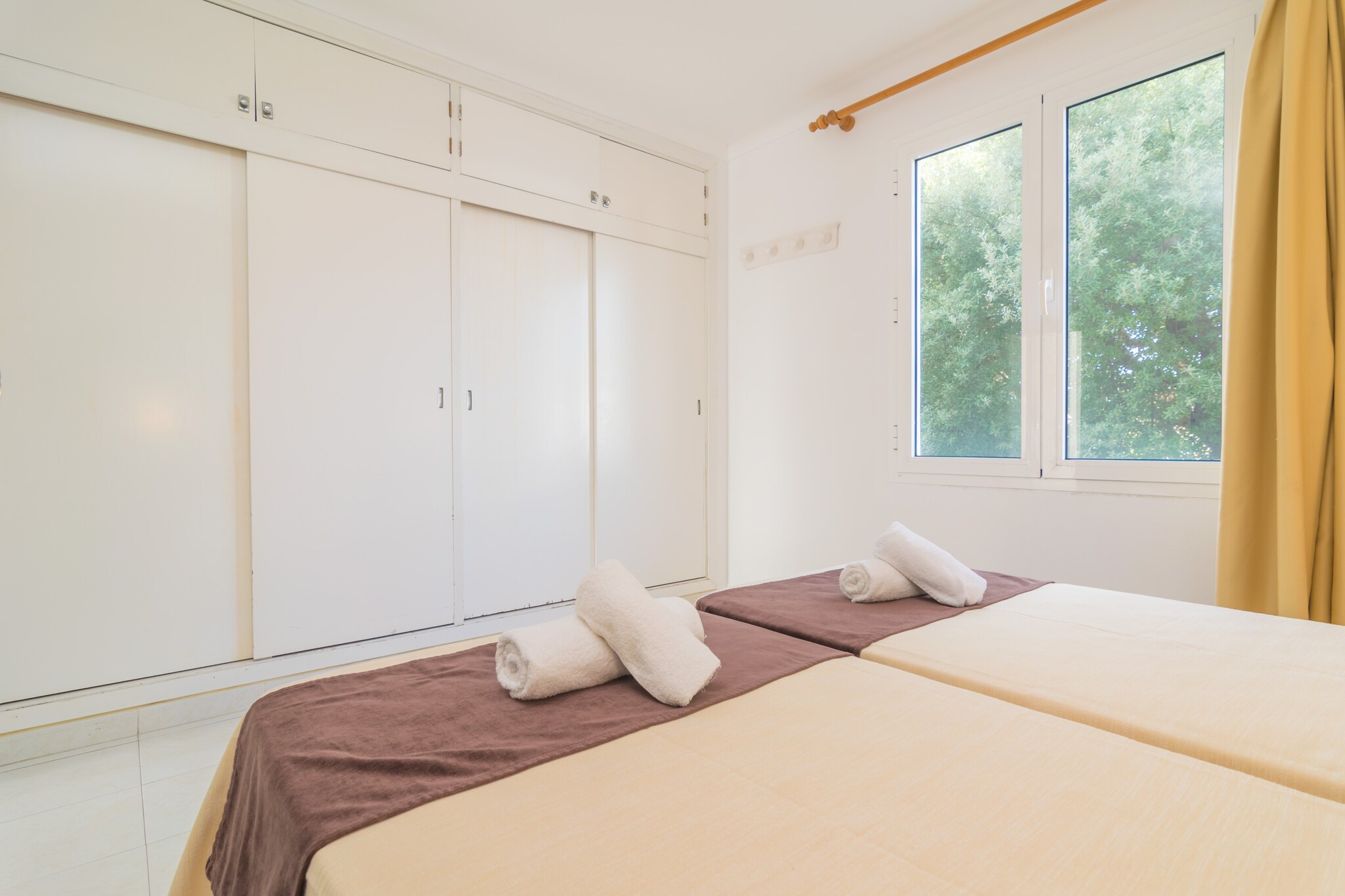Living room(single sofa bed), Kitchen(cooker, coffee machine, microwave), bedroom(2x single bed), bedroom(single bed, single bed), bathroom, fridge-freezer, bath tub, washbasin, toilet, air conditioning, air conditioning, children\'s bed, high chair
