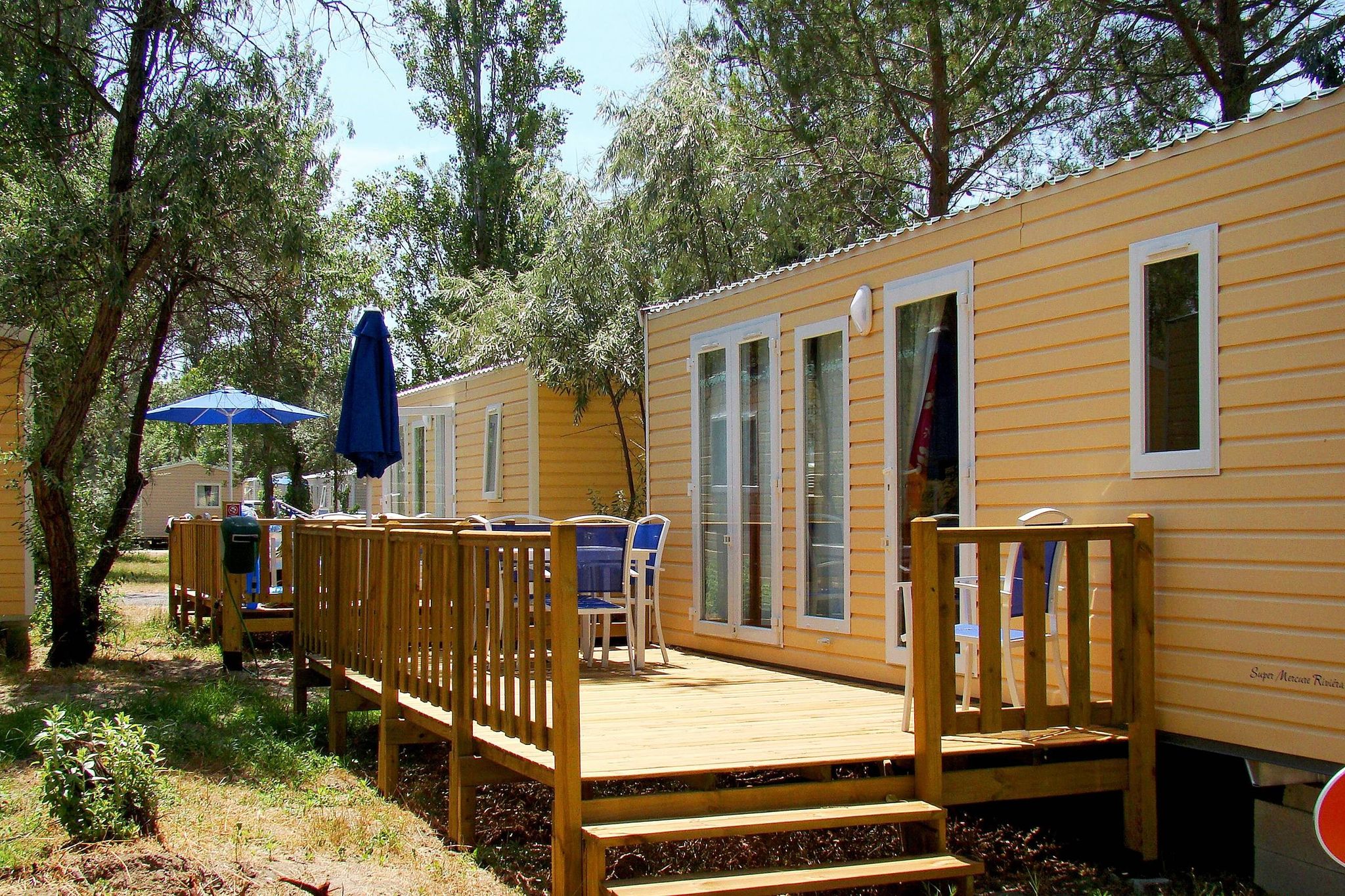 Quaint mobile home with AC in quaint, and green Camargue