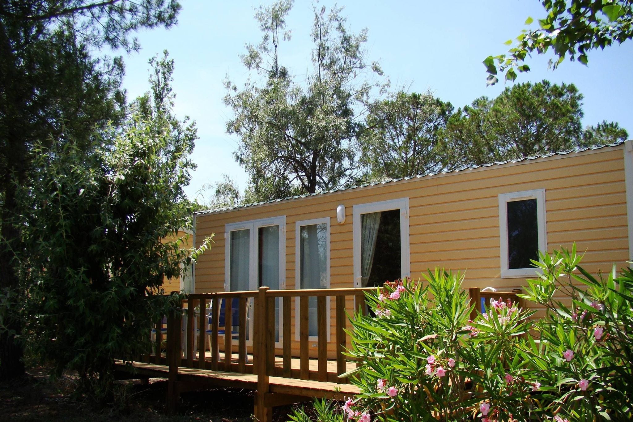 Quaint mobile home with AC in quaint, and green Camargue