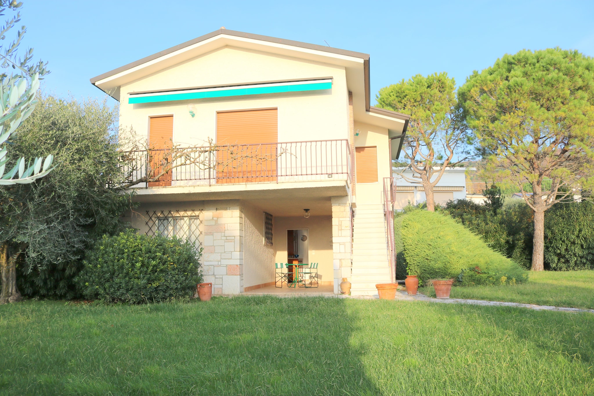 Large holiday apartment, located in one of the villas of the Bellavista Village in Bardolino.
The holiday accommodation shares with the owners (on the first floor) a large garden with wonderful Mediterranean vegetation and lake view.
The apartment offers various comforts: kitchen with dishwasher, microwave, free wi-fi, parking space inside the property and the availability of the large swimming pool in the holiday village (about 200 meters away).
The porch overlooking the garden guarantees fun dinners (even during sudden summer storms).
The house is located between the shore of Lake Garda and the hills surrounding Bardolino, not far from the Hollywood disco. Ideal location for those who want to reach the historic center of Bardolino and its beaches. Also interesting for the numerous cycle-hiking circuits in the area.