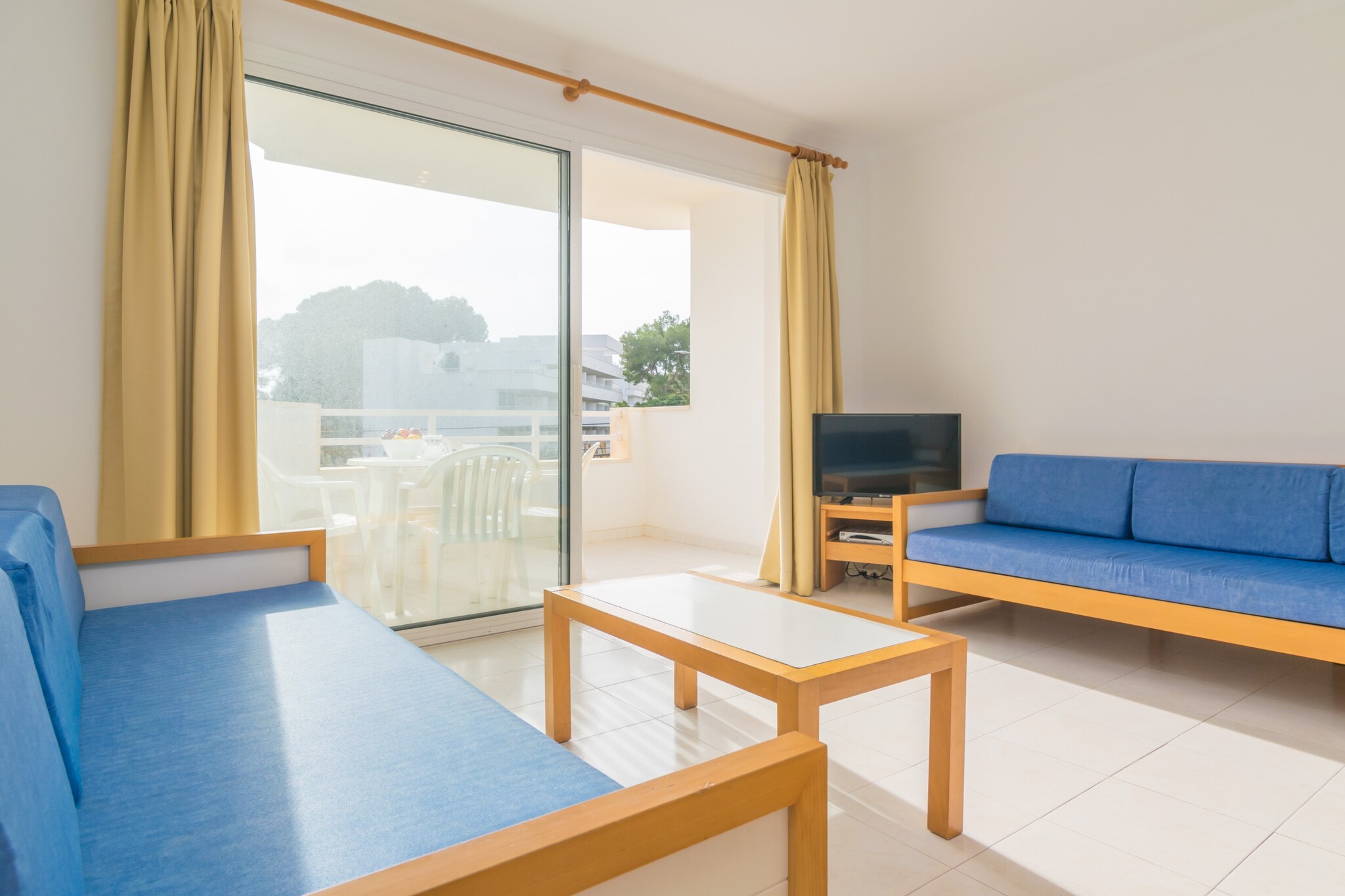 Living room(single sofa bed), Kitchen(cooker, coffee machine, microwave), bedroom(2x single bed), bedroom(single bed, single bed), bathroom, fridge-freezer, bath tub, washbasin, toilet, air conditioning, air conditioning, children\'s bed, high chair