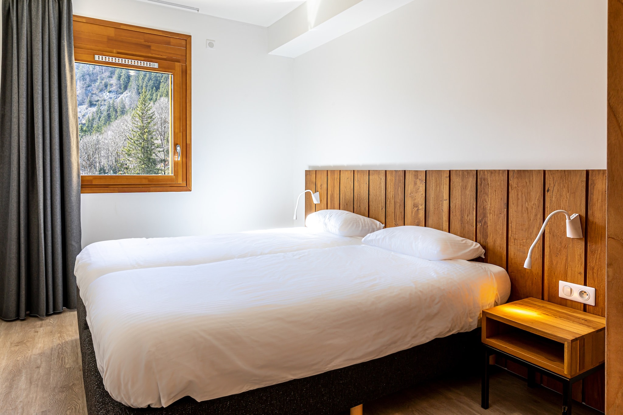 bedroom(single bed, single bed), bedroom(single bed, single bed), bathroom, toilet, toilet, sauna, microwave, bath tub, shower, parking