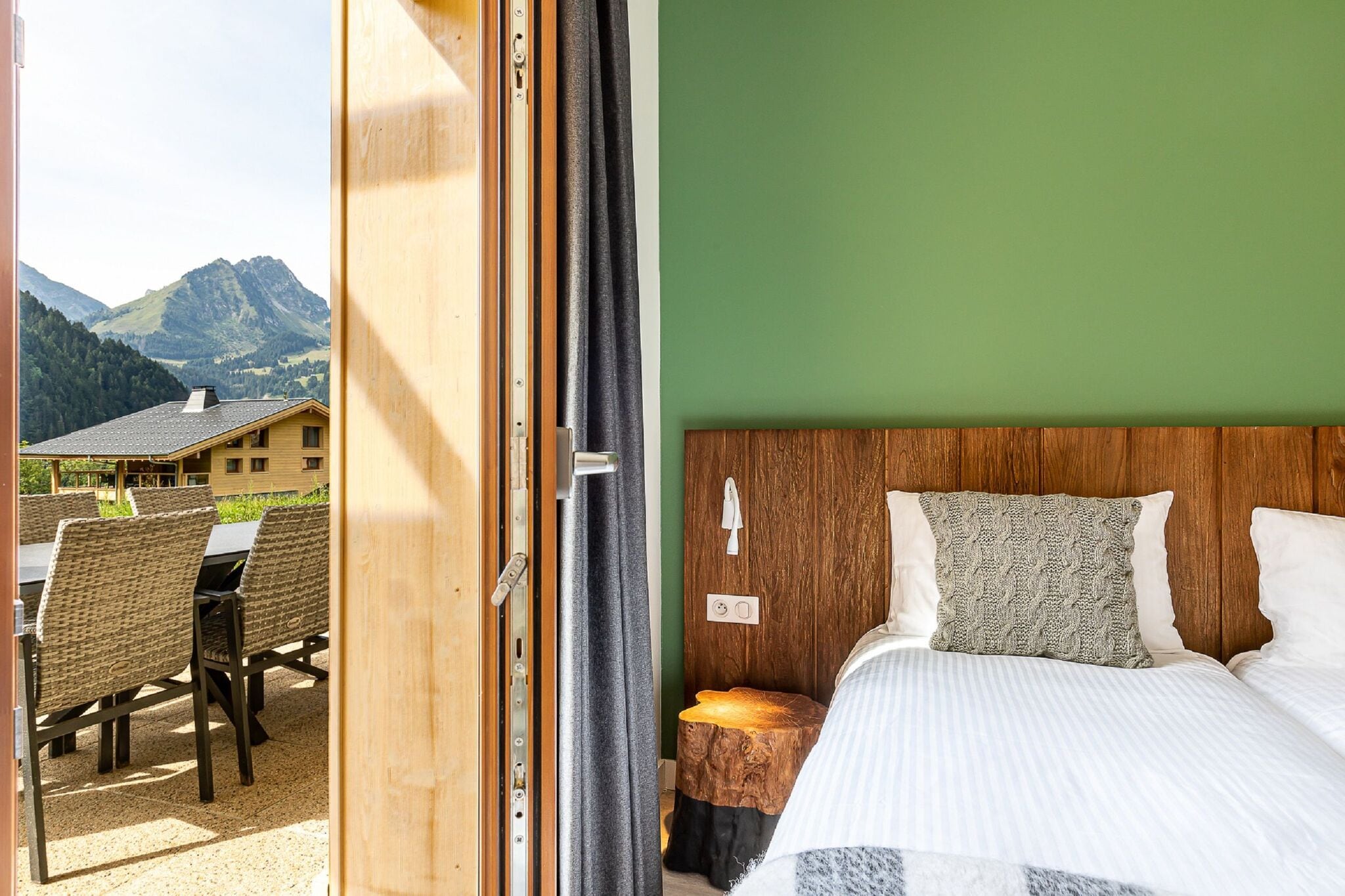 Luxurious apartment with terrace, ski lift 1.5 km away.