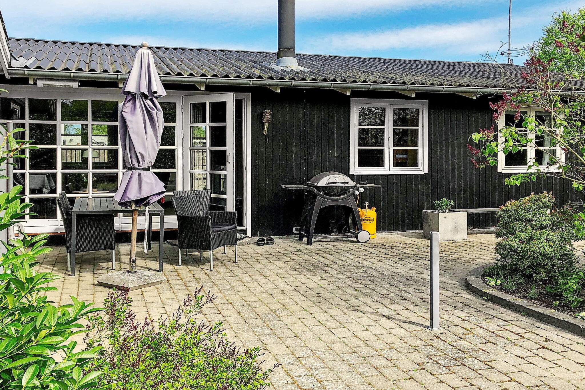 At Fjellerup Strand you will find this well-kept cottage, where you can clearly feel the cosiness and the bright colors that make you feel at home from the moment you enter the house. The cottage is furnished with a well-equipped kitchen and good large living room as well as four well-appointed bedrooms with good sleeping comfort. Two bathrooms with shower. The house is located on 918 m2 large plot with 150 m2 terrace, where you can always find a place in the sun. On the less sunny days, you can head to the living room, where you can sit around the stove. Not for rent to youth groups.
A refundable deposit might be charged closer to your check-in date. This deposit covers utilities consumed during your stay and any additional services that may be taken. The final amount will be adjusted based on actual meter readings, actual usage of extra services, and any remaining balance will be refunded within 21 days after checkout.