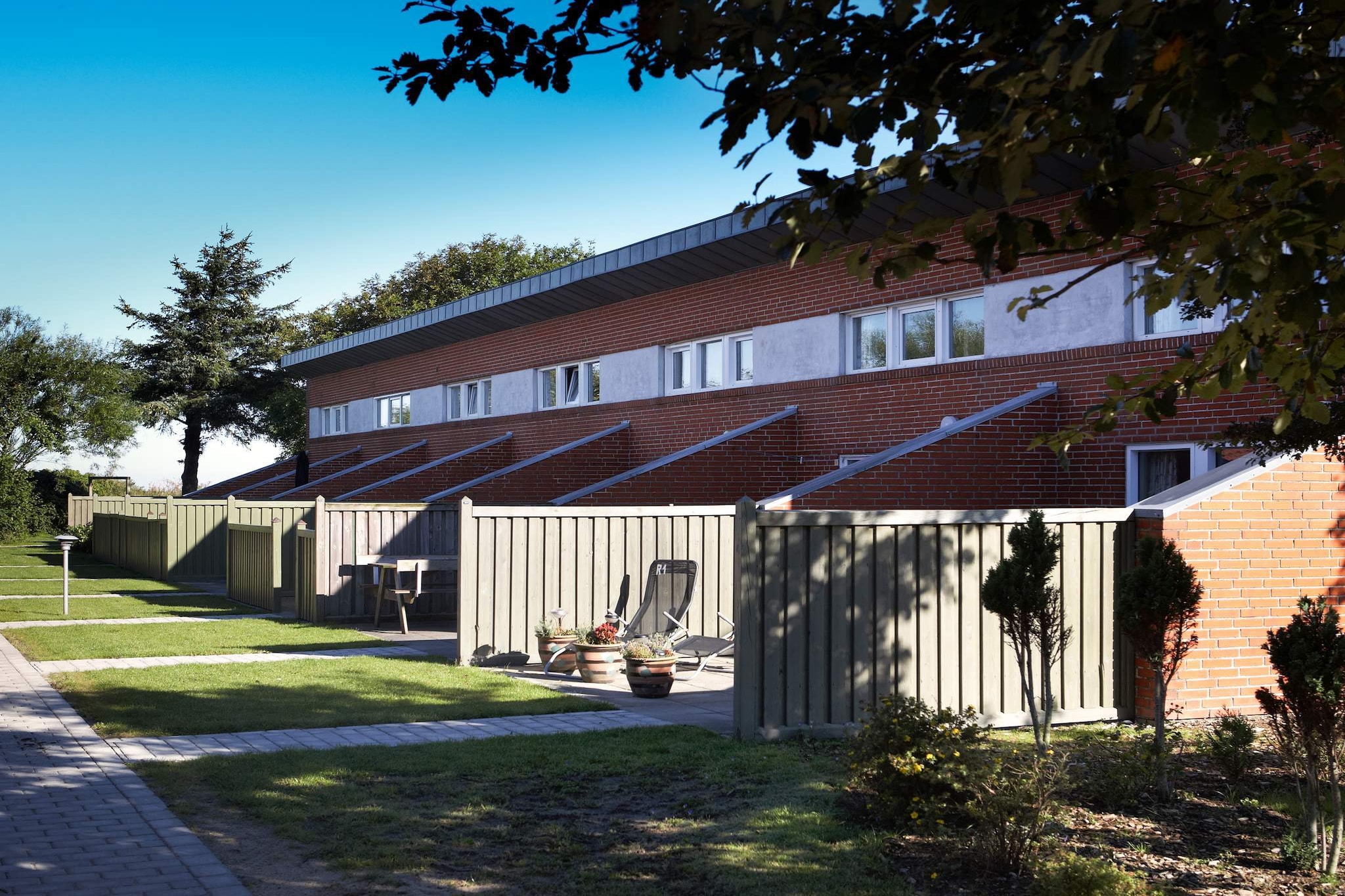 Internet Access DSL, open kitchen(cooker(2 ring stoves), coffee machine, fridge(+ freezer)), Living/bed room(12 m2)(TV), bedroom(double bed), bedroom(double bed), bathroom(bathtub or shower, toilet), solarium, sauna(shared with other guests, indoor, heated), washing machine(shared with other guests, paid), heating(electric), terrace, garden furniture, parking, swimming pool(shared with other guests, indoor)