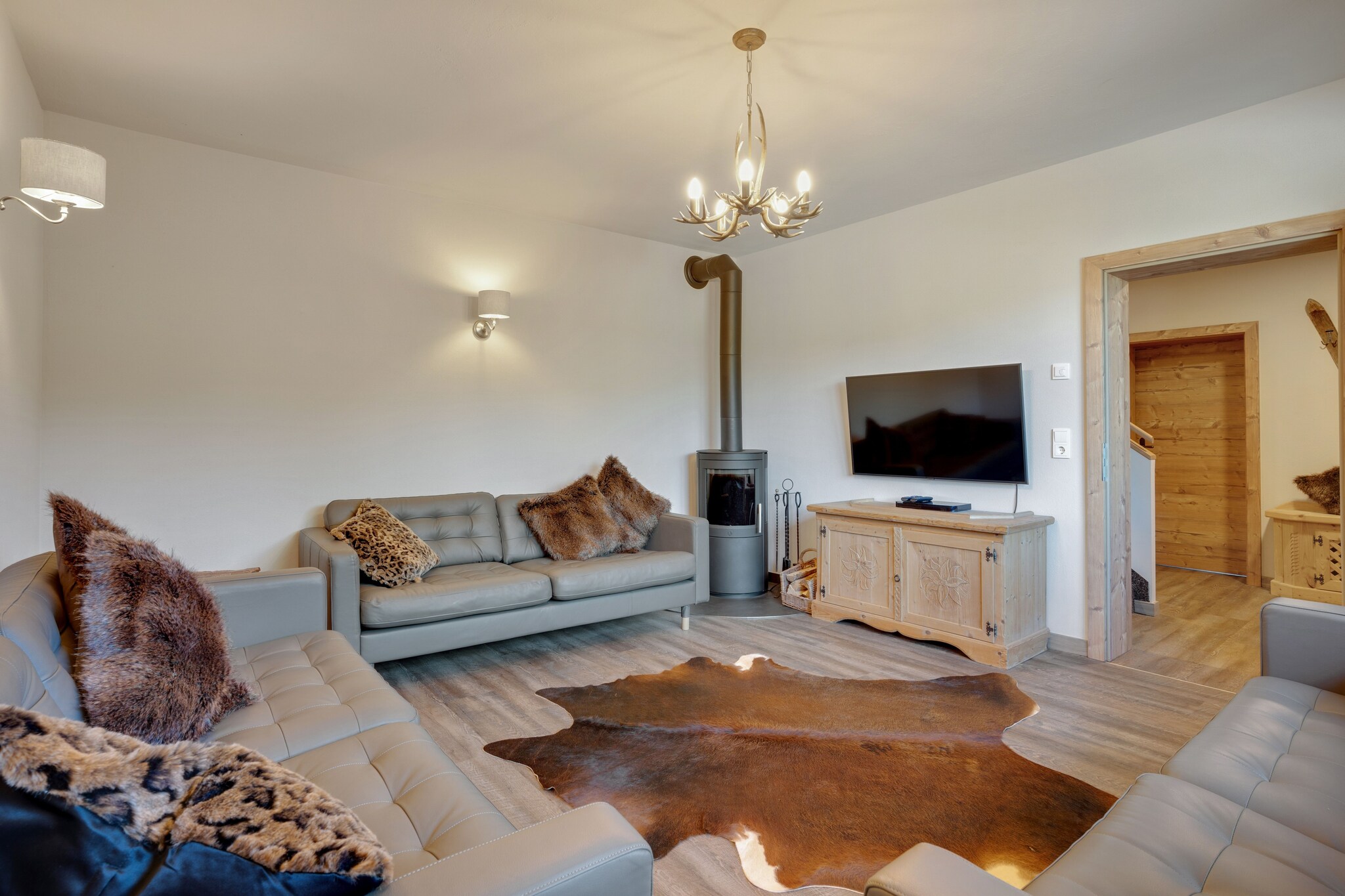 This large detached holiday home / chalet for a maximum of 18 people is located in Hollersbach in Pinzgau in Salzburgerland, offers a direct access to the Panoramabahn Kitzbüheler Alpen ski area and is ideal for larger groups or families.

The holiday home / chalet offers a large living room with 2 seating areas, a separate dining room with a large dining table, an open, modern fully equipped kitchen, laundry room with washing machine and dryer and a ski room with ski boot warmers. On the first floor there are 4 bedrooms with en-suite bathrooms and private balconies (1 bedroom has several bunk beds), on the second floor there are 4 further bedrooms, all with their own balconies, 2 of which have en-suite bathrooms, as well as another bathroom. There is also a terrace and a garden to relax on, as well as 3 parking spaces.

The small, romantic town of Hollersbach in the upper Salzach Valley is the southernmost entry point to the well-known Panoramabahn Kitzbüheler Alpen / Mittersill (KitzSki) ski area with 160 km of slopes and 57 lifts. The equally popular Pass Thurn ski area with 181 km of slopes is about 20 km away.

Hollersbach, the herb, art and culture village, is located in the heart of the Hohe Tauern National Park region in the Zell am See district and offers numerous restaurants, shops and supermarkets. A highlight is the Larmkogel, 11 km away, a mountain peak that is definitely worth seeing, while on the Pihapper, 16 km away, you will feel like you are on top of the world! The holiday region also offers numerous hiking and mountain sports opportunities. You can cool off in the nearby Hollersbach bathing lake. Alternatively, the outdoor pools in Mittersill, Mühlbach and Stuhlfelden offer plenty of bathing fun! Do you prefer to play golf? In nearby Mittersill (4 km) you will find an 18-hole golf course.

