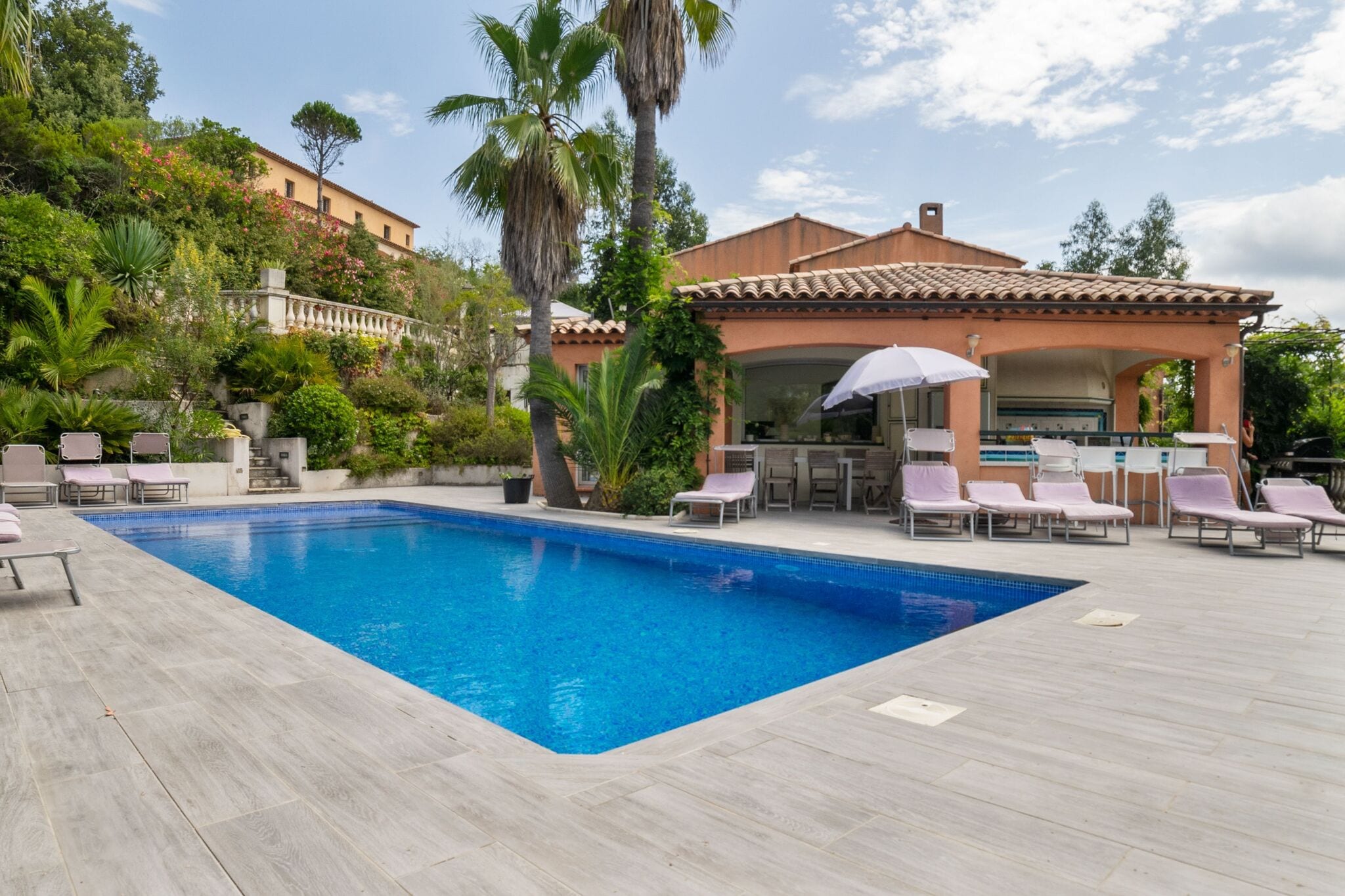 Maison de vacances attrayante aux Adrets de l'Esterel avec piscine