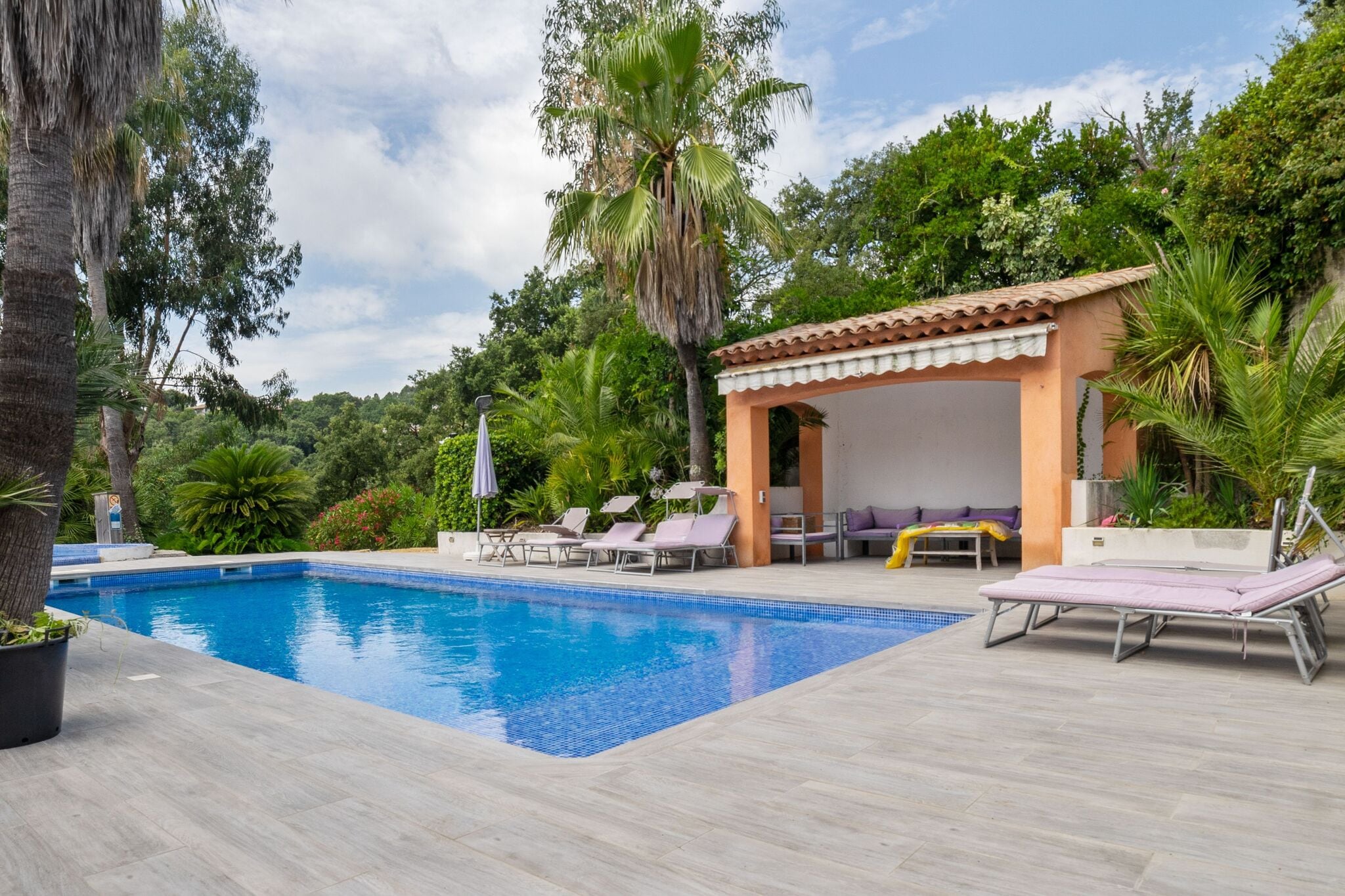 Enticing Holiday Home in Les Adrets de l'Esterel with Pool