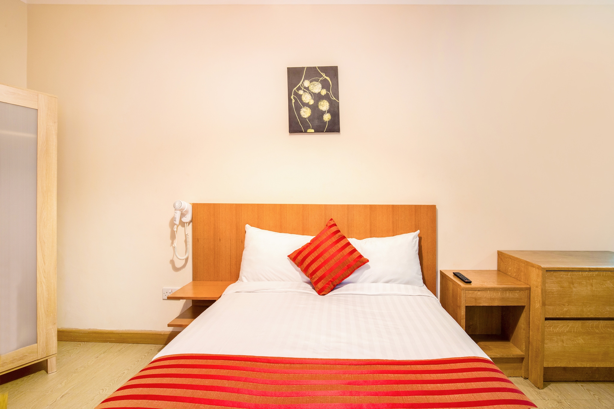 An optional utilities and service fee of GBP 10,00 will be charged before your arrival. Details are given below.<br> Discover a perfect place to chill and soak up the unique vibe of this lively city. This cosy apartment features a comfortable double bed in a softly lit bedroom, creating a warm and inviting atmosphere that will tuck you in as soon as you arrive. Ideal for couples, children are also welcome here, making it a versatile getaway spot. Just a stone's throw away, Rye Market offers a bustling flea market atmosphere where you can browse a variety of stalls to find unique treasures and local delights. For nature lovers, the nearby Kirkwood Nature Reserve is a peaceful green oasis, perfect for leisurely walks and reconnecting with the outdoors. Iconic London landmarks like Big Ben and the London Eye are just a short drive away, allowing you to explore the city at your own pace. Return in the evening to enjoy stunning views of the Thames River, a perfect way to end your day. The kitchenette is equipped with an electric kettle, microwave, and fridge, so you can prepare quick meals or enjoy a warm drink anytime. Heating is provided to keep you cosy during those chilly or overcast days. Heathrow Airport is conveniently located 32.4 km away, ensuring easy access for travelers. Nearby, you'll find Restaurant Story, just 3.7 km from the apartment, offering an exceptional dining experience. <br><b> Optional Utilities & Service Package </b><br><b> An optional utilities and service package of GBP 10,00 </b> can be selected prior to your arrival. You will receive a separate communication with the payment link should you wish to include it.<br>This package ensures a seamless stay and conveniently covers services such as final cleaning, utility consumption, service support, and protection against minor damages or incidental costs during your stay.<br>Guests who prefer may manage these services independently, provided the property is returned in good order at check-out.