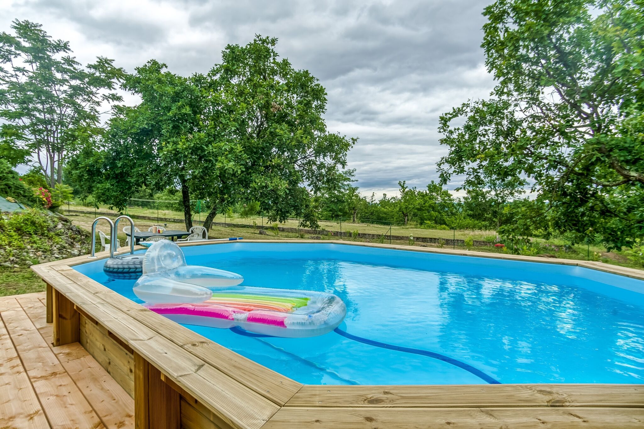 Faszinierendes Ferienhaus in Largentière mit Swimmingpool