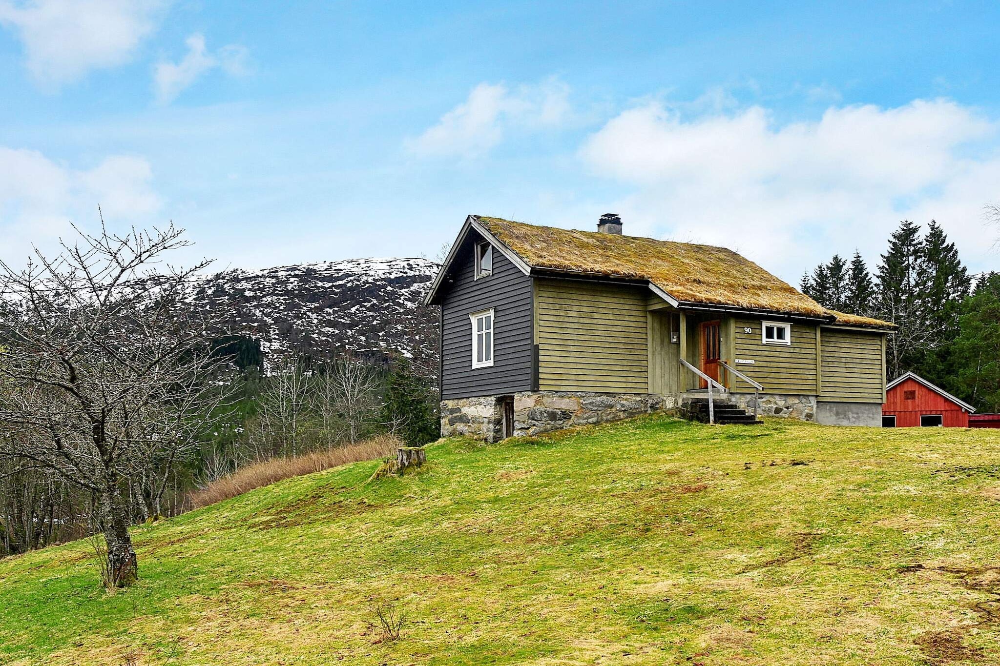 Secluded and freely situated holiday home on a hilly natural plot. Final cleaning and linen included. Homely holiday home. Living room with wood burning stove, satellite dish with Astra1 for German and European TV channels and internet for streaming. Folding single beds. On the loft there is a bed breeze. Cot and highchair available on request. 6.6 km to shallow beach. Scenic surroundings and the opportunity for great trips into the mountains. The holiday home's location is well suited for taking day trips to Førde, Sogndal, the glaciers in Jostedalen and Fjærland, the Glacier Museum in Fjærland and Bokbyen in Mundal. Førde, 20 km away, with all services. Winter activities at Jølster Ski Center with ski lifts / alpine slopes (2.7km). 3.2 km to Jølstra Museum. Fishing opportunities in fresh water: 1.6 km to Jølstraelva with large trout, 1 kg. One of northern Europe's best fishing lakes, Jølstravannet 3.5 km away with trout. Remember fishing license when fishing in fresh water. At Vassenden, 3.5 km away, it is possible to rent a boat to fish in Jølstravannet. For boat rental: Please seek out boat rental after arrival at the holiday home.