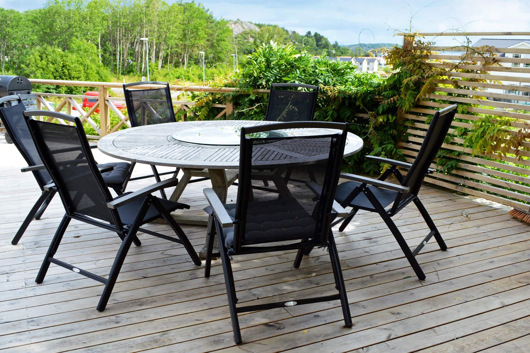 Charming and child-friendly cottage with beautiful sea views and quiet location in HÃ¶viksnÃ¤s on eastern TjÃ¶rn. Here you live in a quiet and child-friendly area with walking distance to a nice child-friendly swimming area and a stone's throw to the playground. The cottage is located on a natural plot with protective mountains and a spacious terrace where you can sit and enjoy the beautiful view of a good piece of food and drink. In colder weather, you can instead sit protected in the cozy glazed terrace with underfloor heating. You have a wonderful view of the Hakefjord both from the plot and from many rooms in the cottage. Here the whole family will enjoy themselves! The cottage is on an open floor plan with a combined kitchen and living room with all amenities. The living area has a heating stove and a TV corner with sofa group. You have a fast connection via fiber and Chromecast is available for the TV. Here is also an exit to the nice conservatory where the dining room furniture is located. Bright bedroom with a 160 cm wide double bed as the lower bed in a family bed and an upper bed of 70 cm in width, suitable for children. There is also a junior bed here, 160x70 cm. In the cabin there is also a sofa bed if you want to choose it as a sleeping place, however, the total maximum number of people is 5. There is a fully tiled fresh bathroom with a washing machine. The cottage also includes a nice guest cottage with two single beds, perfect for older children or young people who want to be raw about themselves. Or if you are two couples. The guest house has a cozy terrace where you can sit and enjoy your holiday. The cottage has plenty of both indoor and outdoor toys for the kids. About 1500 m to popular LÃ¥ka bathing place, with sandy beach, cliffs, diving tower and toilets. Many sights and charming archipelago communities on TjÃ¶rn and Orust. Also take the opportunity to explore the fine hiking trails in the immediate area. Well-stocked grocery store in MyggenÃ¤s, 5 km. To small service shop and pizzeria about 1 km. Close to service and entertainment in Stenungsund with a large shopping center and to SkÃ¤rhamn with, among other things, the well-known Watercolor Museum with Nordic contemporary art. To the big city of Gothenburg with the well-known amusement park Liseberg about 55 km. Good communications also by bus. Welcome to a fresh cottage with a nice location and wonderful views! Please note that during week 28 2022, final cleaning can not be ordered, bed linen can be ordered. Charger for electric car available, own cable must be brought.