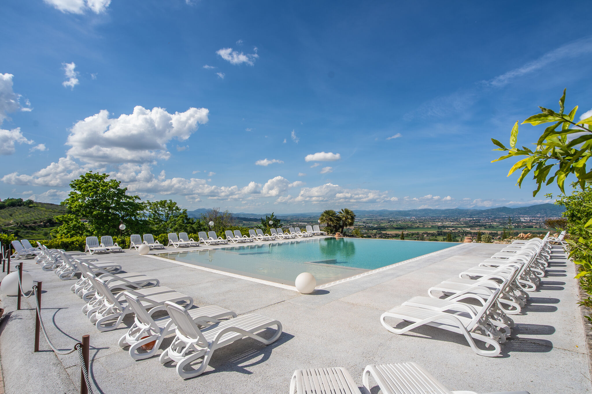 Alluring apartment in Passaggio di Bettona with pool