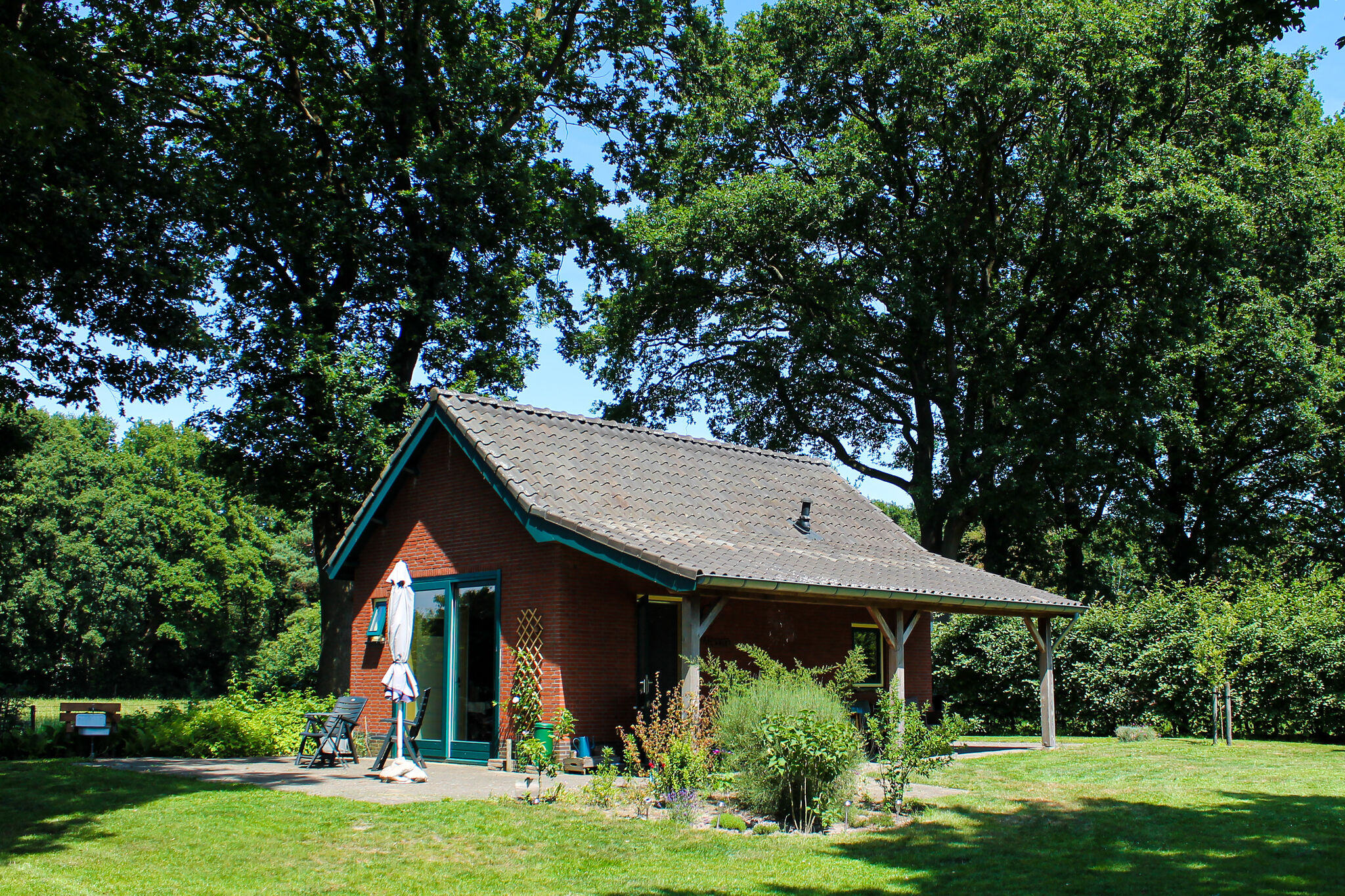 Holiday cottage in Schijf with a fenced garden