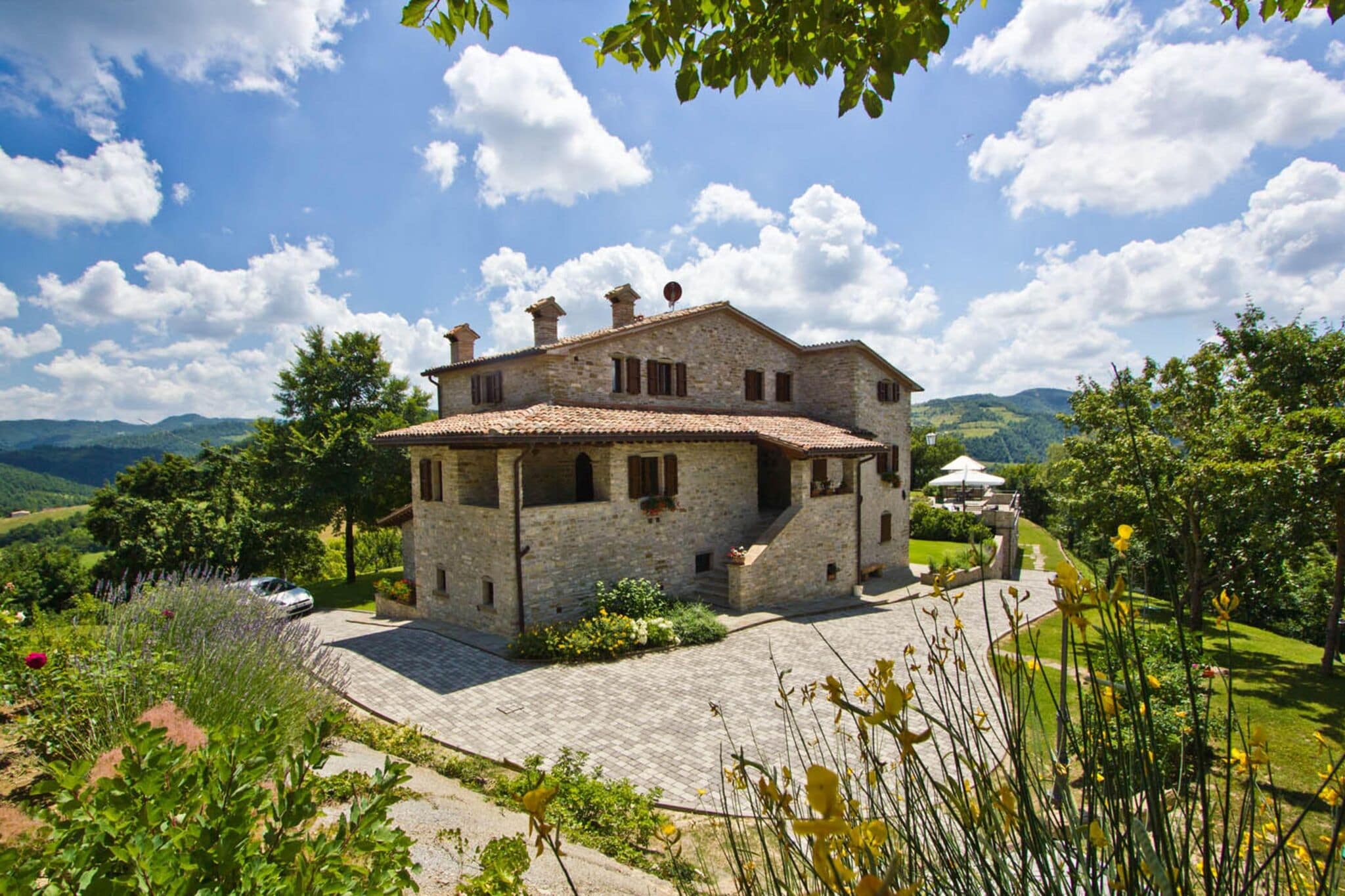 Schöne Villa in Apecchio mit Swimmingpool